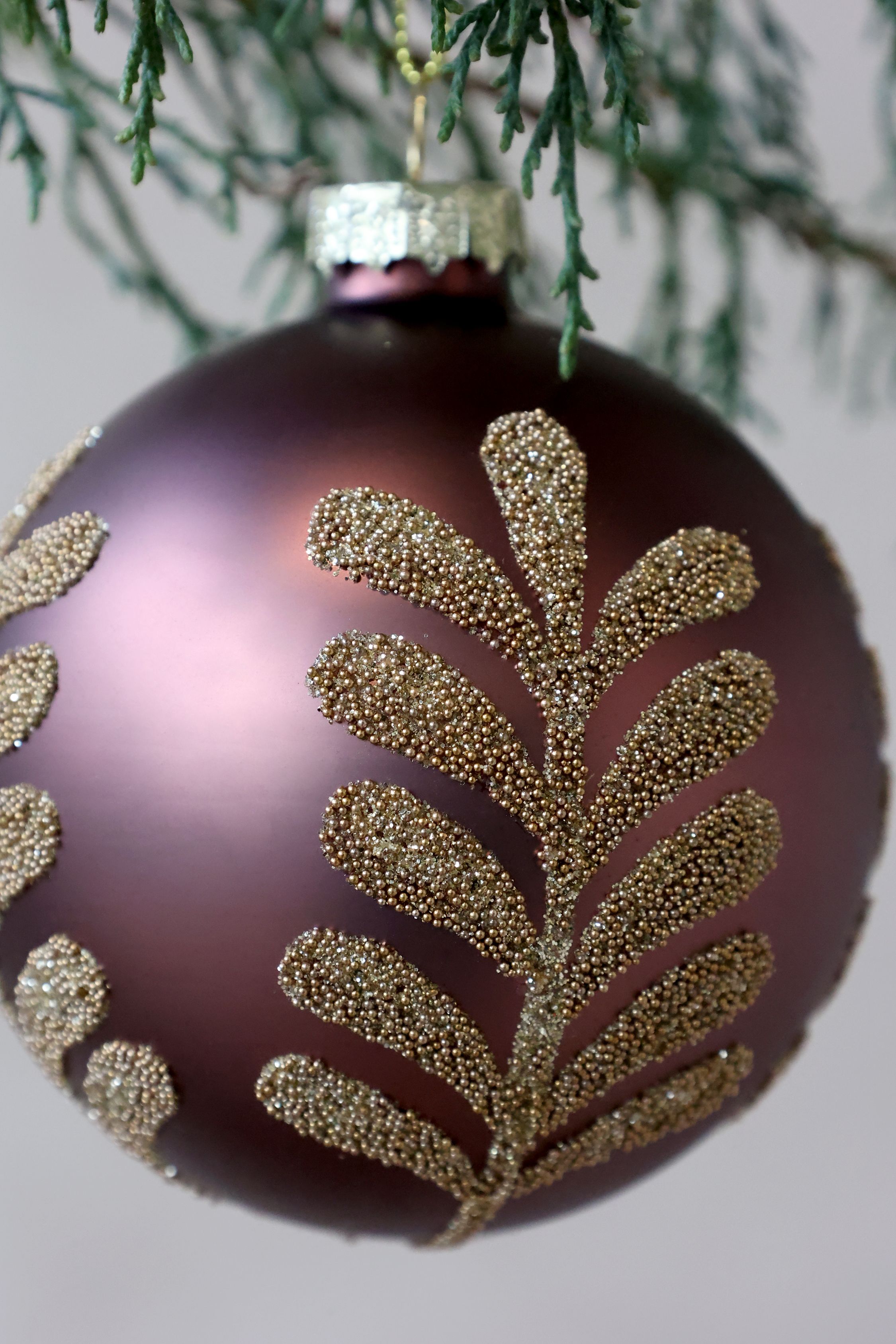 Weihnachtskugel aus Glas mit Muster, 8 cm, Mokka