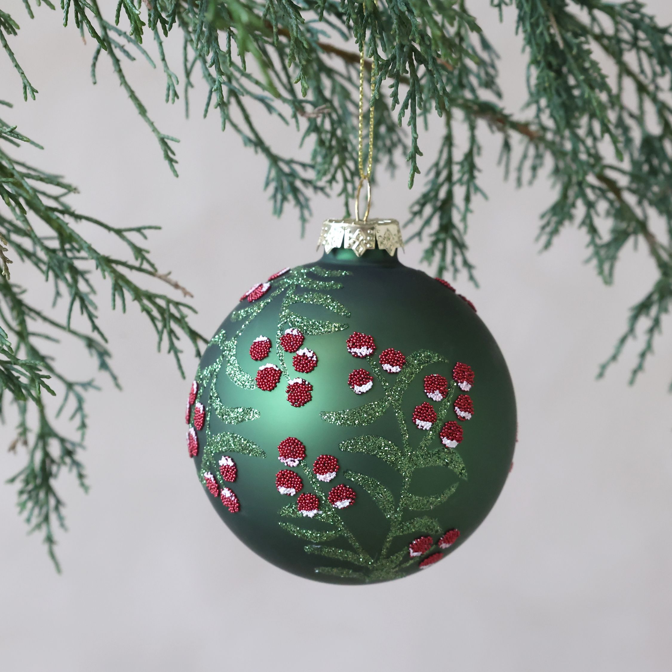 Weihnachtskugel aus Glas mit Zweigen und Beeren, 8 cm, moos