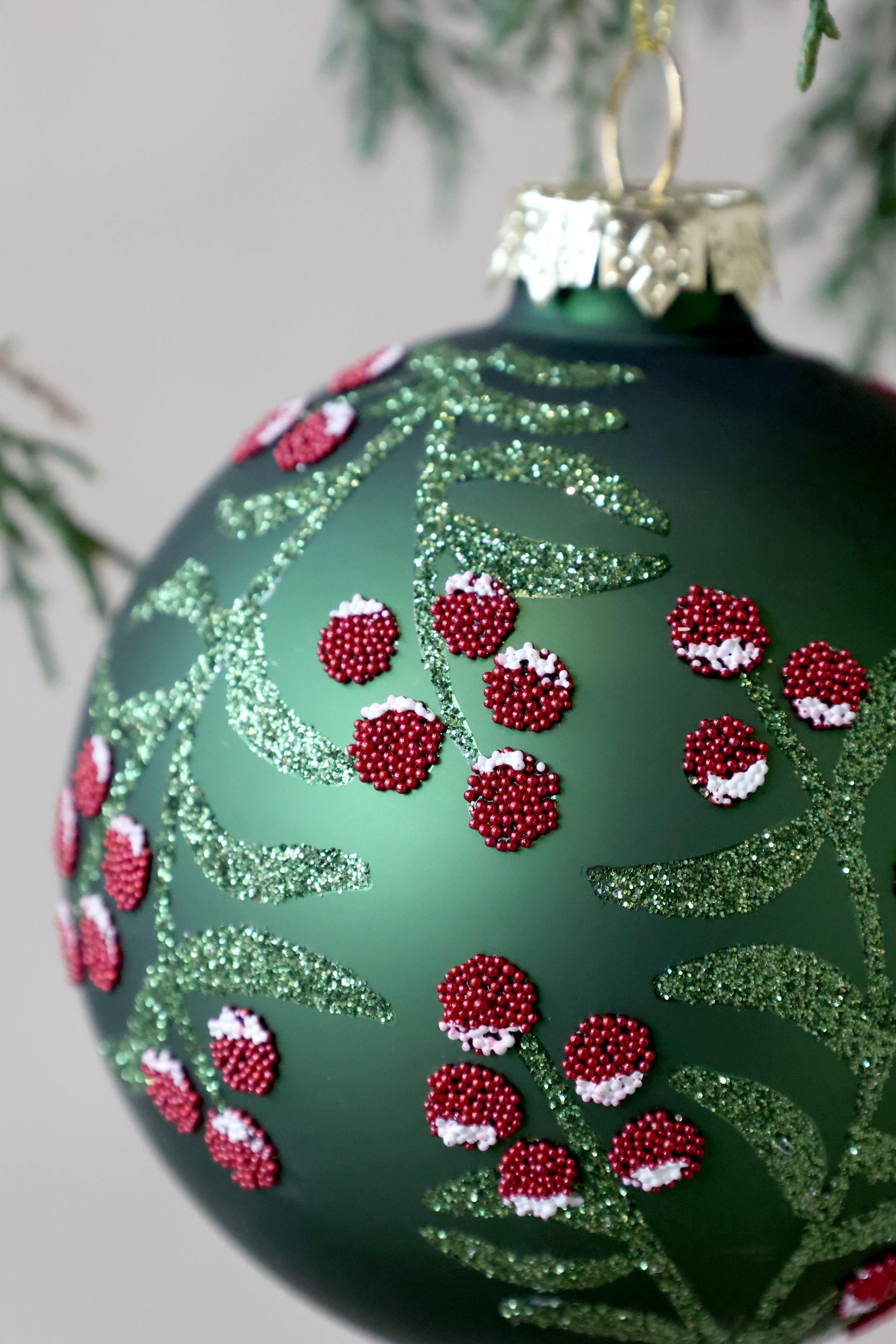Weihnachtskugel aus Glas mit Zweigen und Beeren, 8 cm, moos
