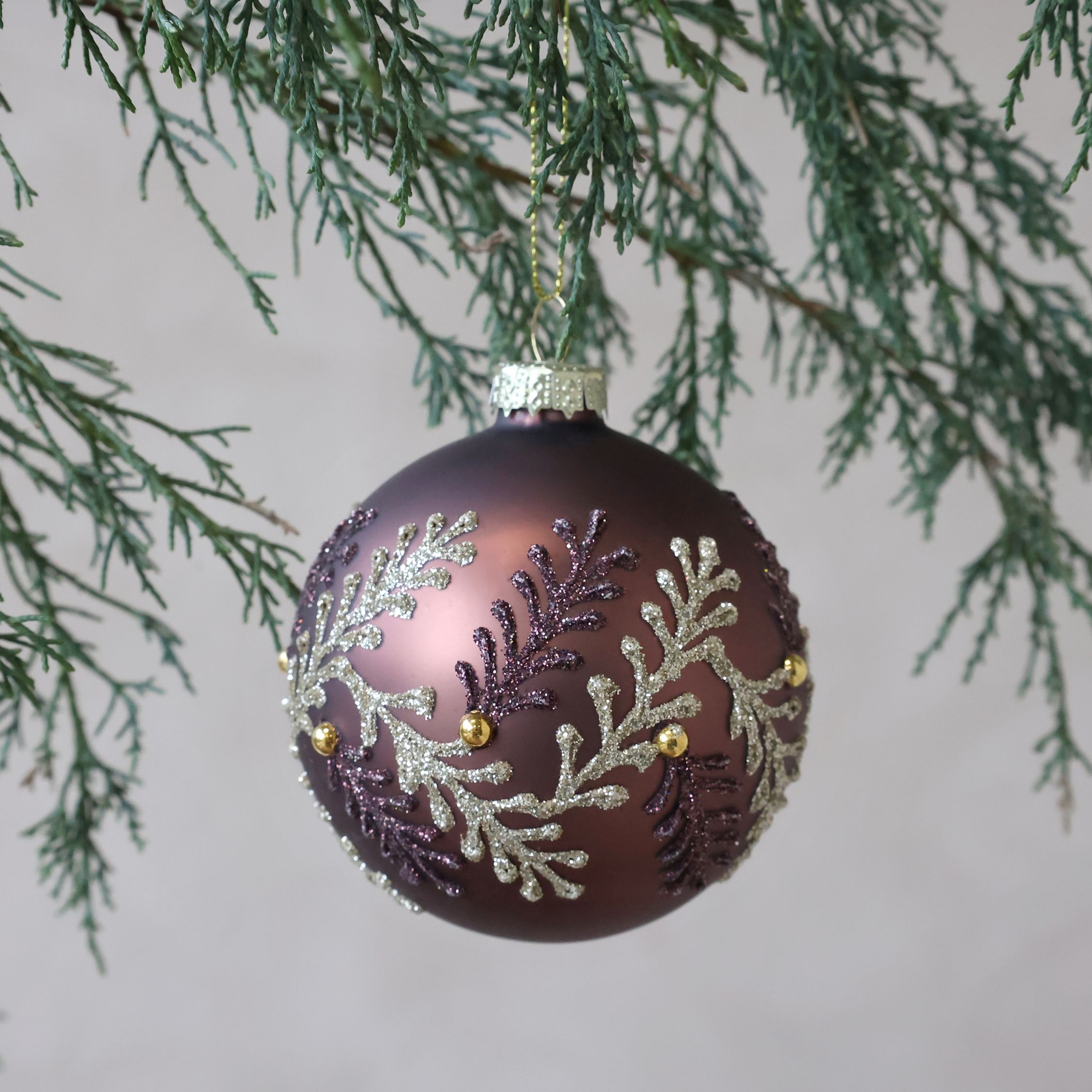 Weihnachtskugel aus Glas mit Zweigen, 8 cm, Mokka