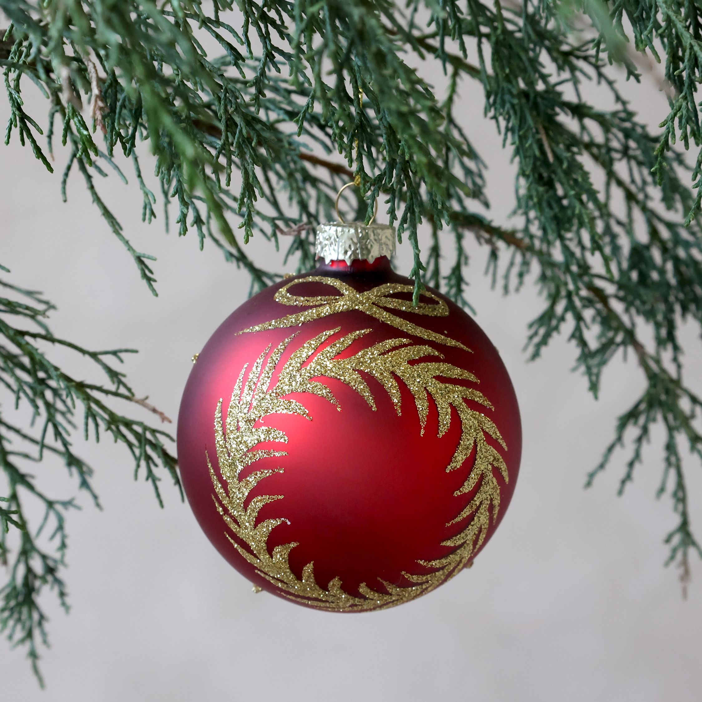 Weihnachtskugel aus Glas mit Girlanden, 8 cm, Kirschrot
