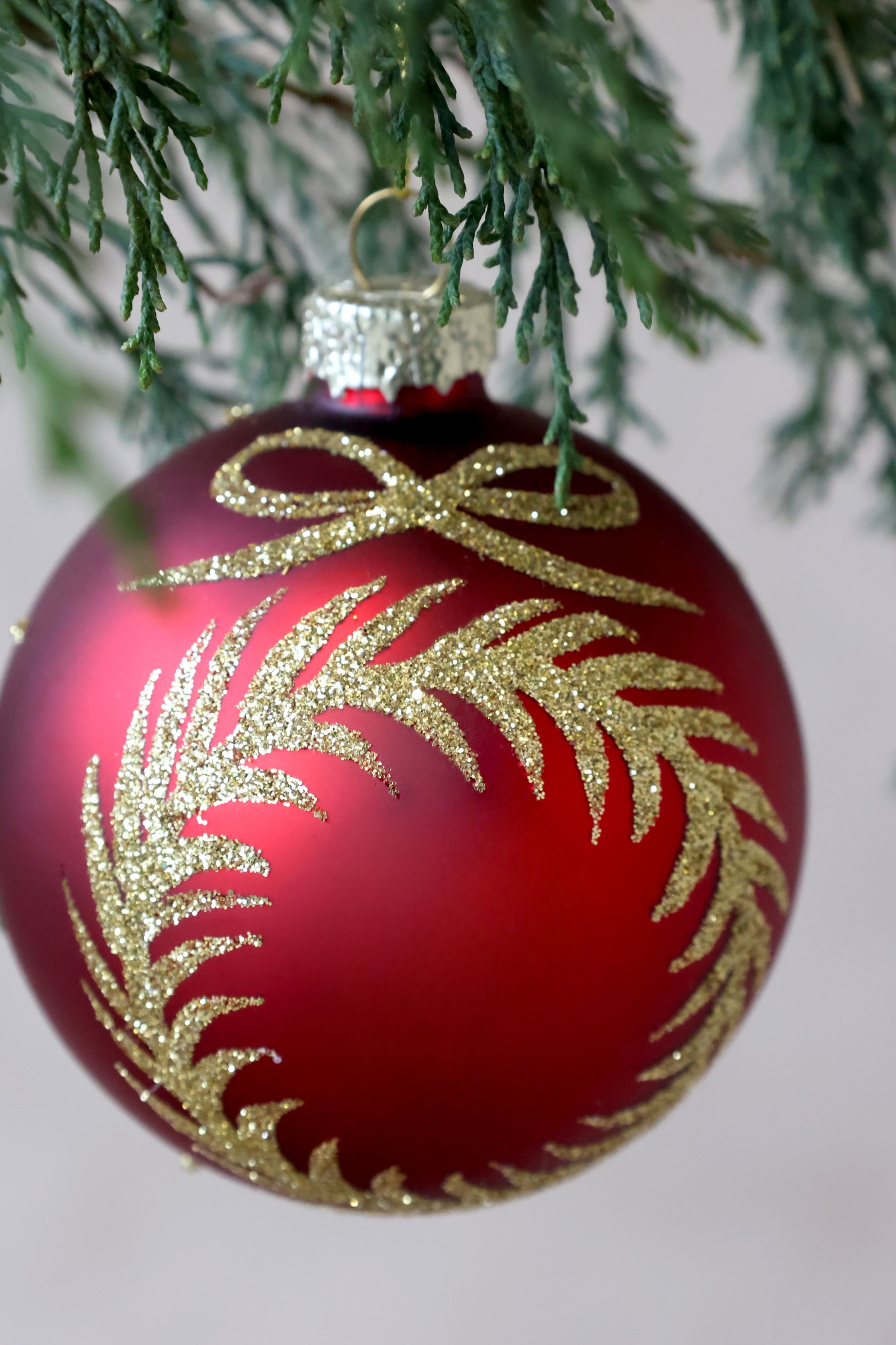Weihnachtskugel aus Glas mit Girlanden, 8 cm, Kirschrot