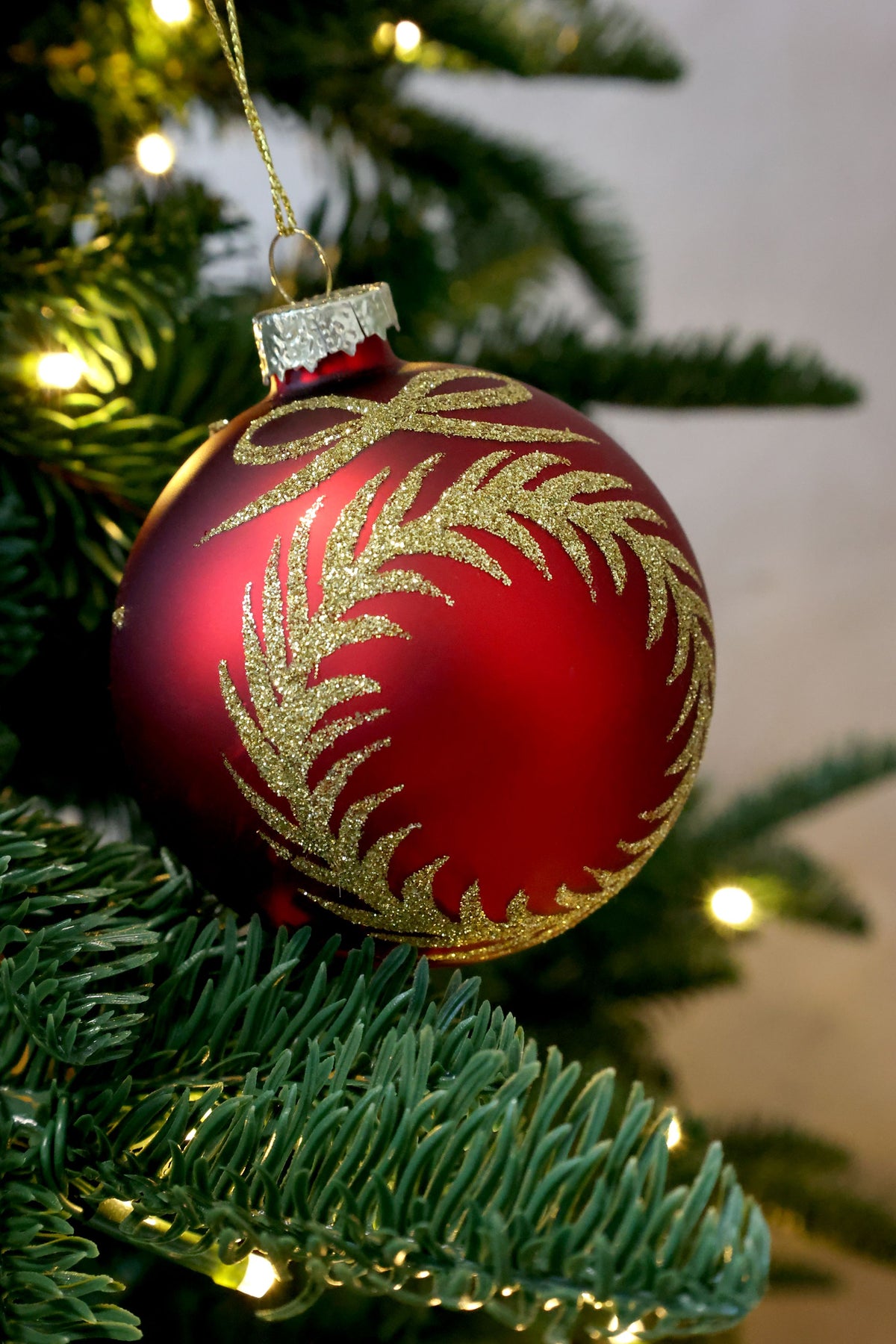 Weihnachtskugel aus Glas mit Girlanden, 8 cm, Kirschrot