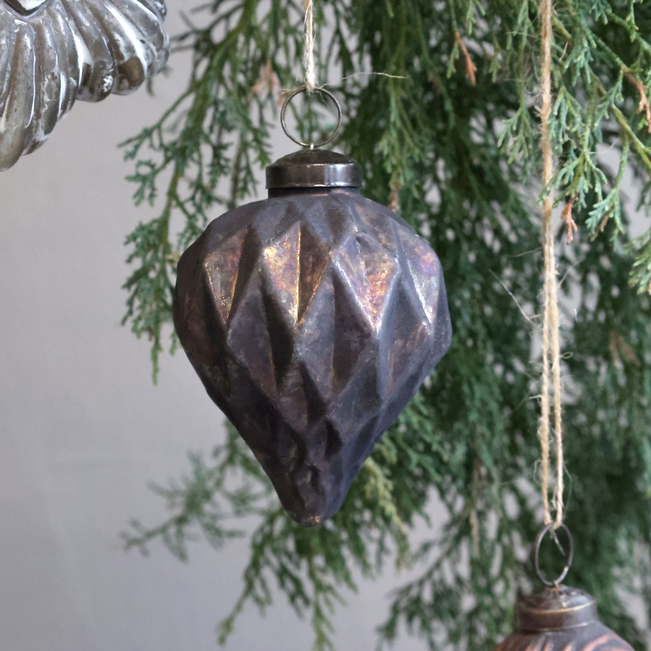 Weihnachtskugel aus Glas mit Harlekin-Muster, 9 cm
