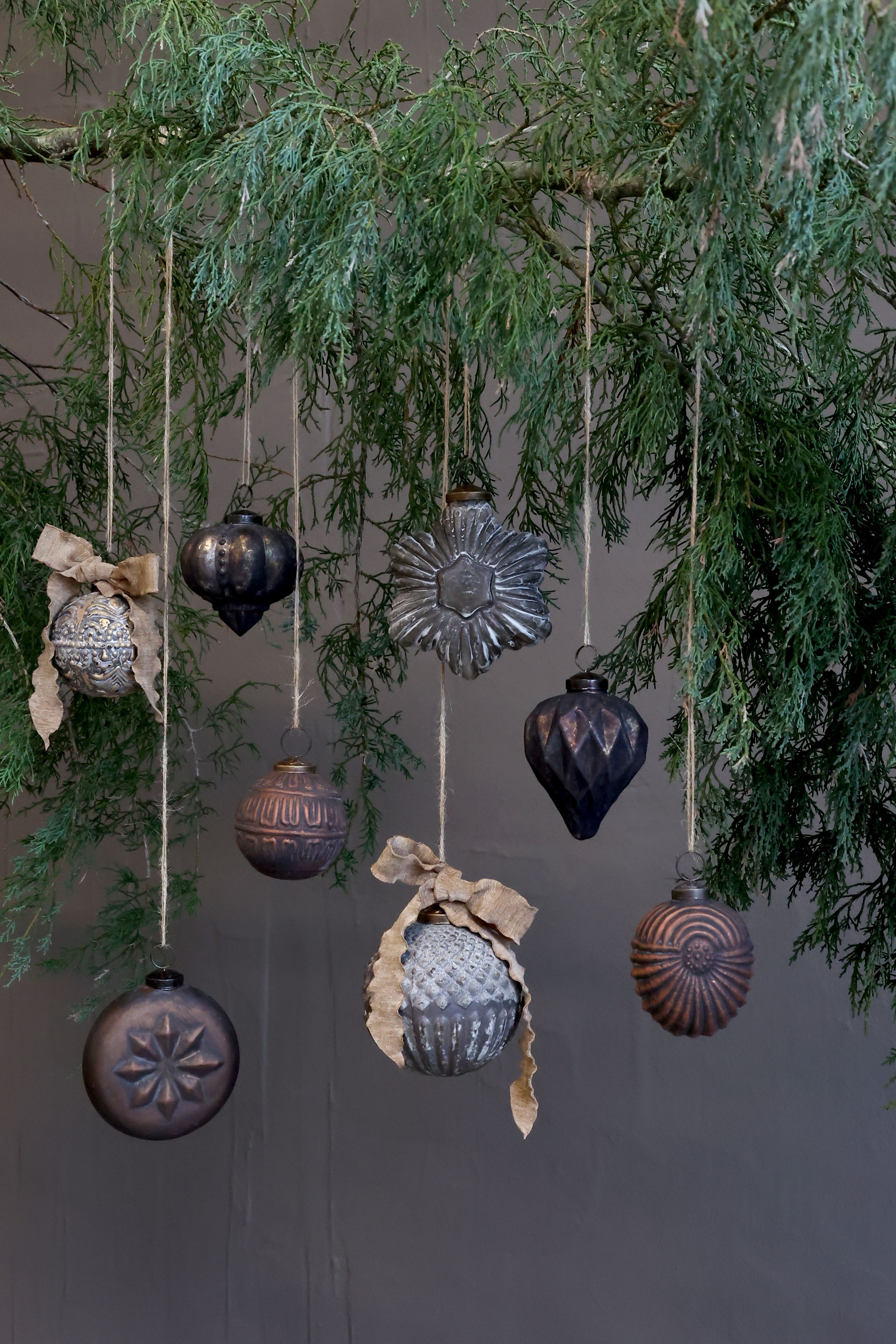 Weihnachtskugel aus Glas mit Harlekin-Muster, 9 cm