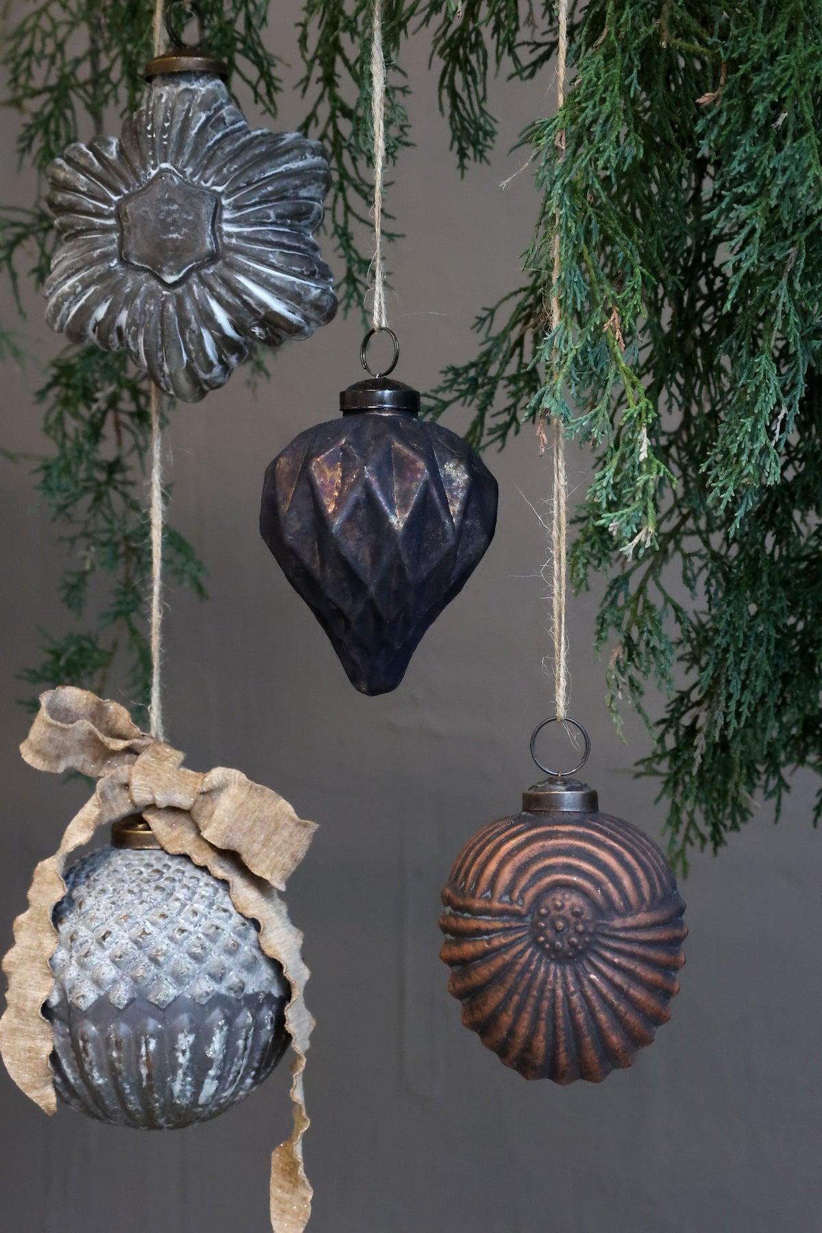 Weihnachtskugel aus Glas mit Harlekin-Muster, 9 cm