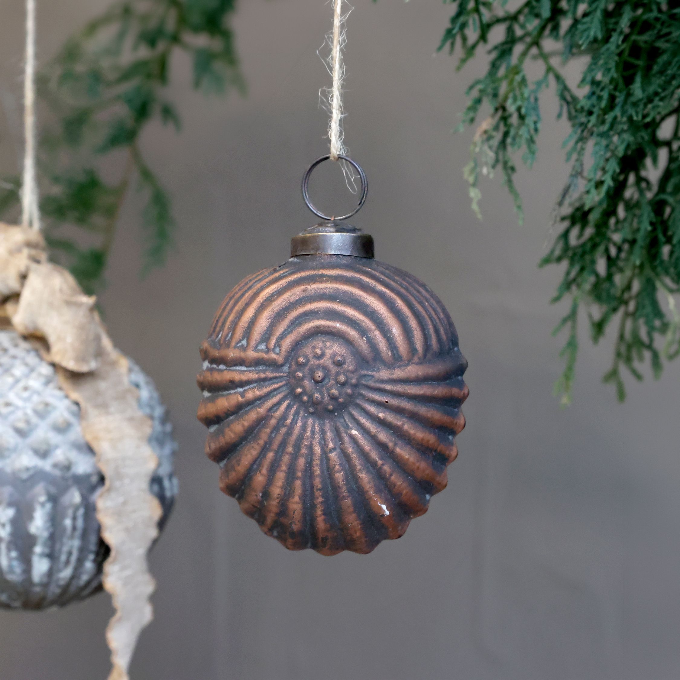 Weihnachtskugel aus Glas mit Muster, 7 cm, antique mokka