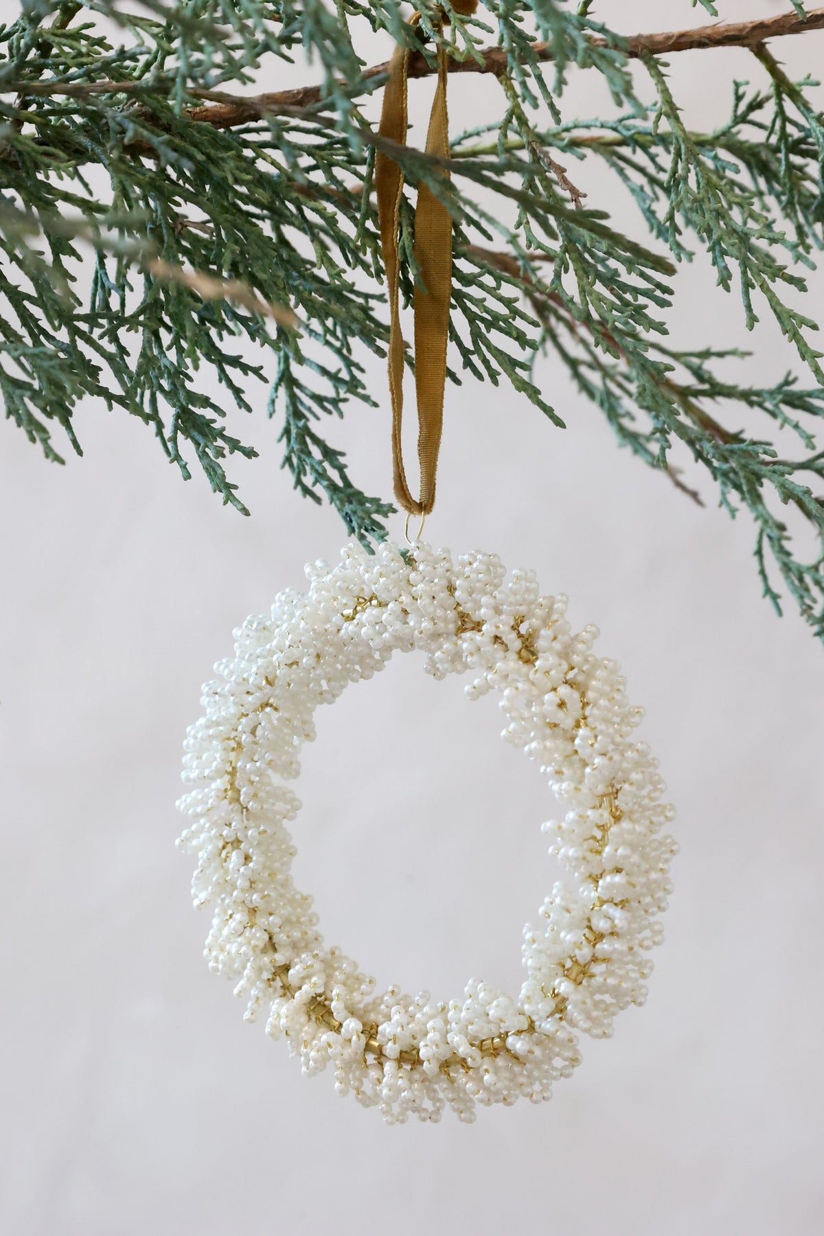 Kranz zum Aufhängen mit Perlen, creme, 8 cm Durchmesser