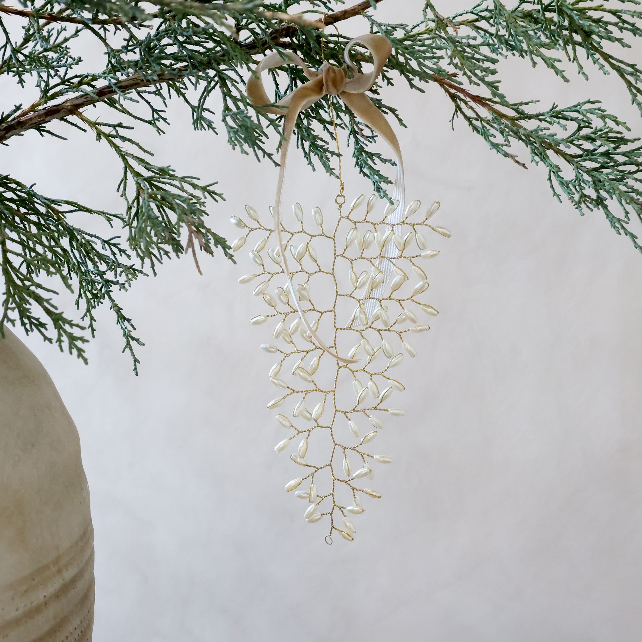 Schlüsselanhänger mit Perlen, creme, 13 cm hoch