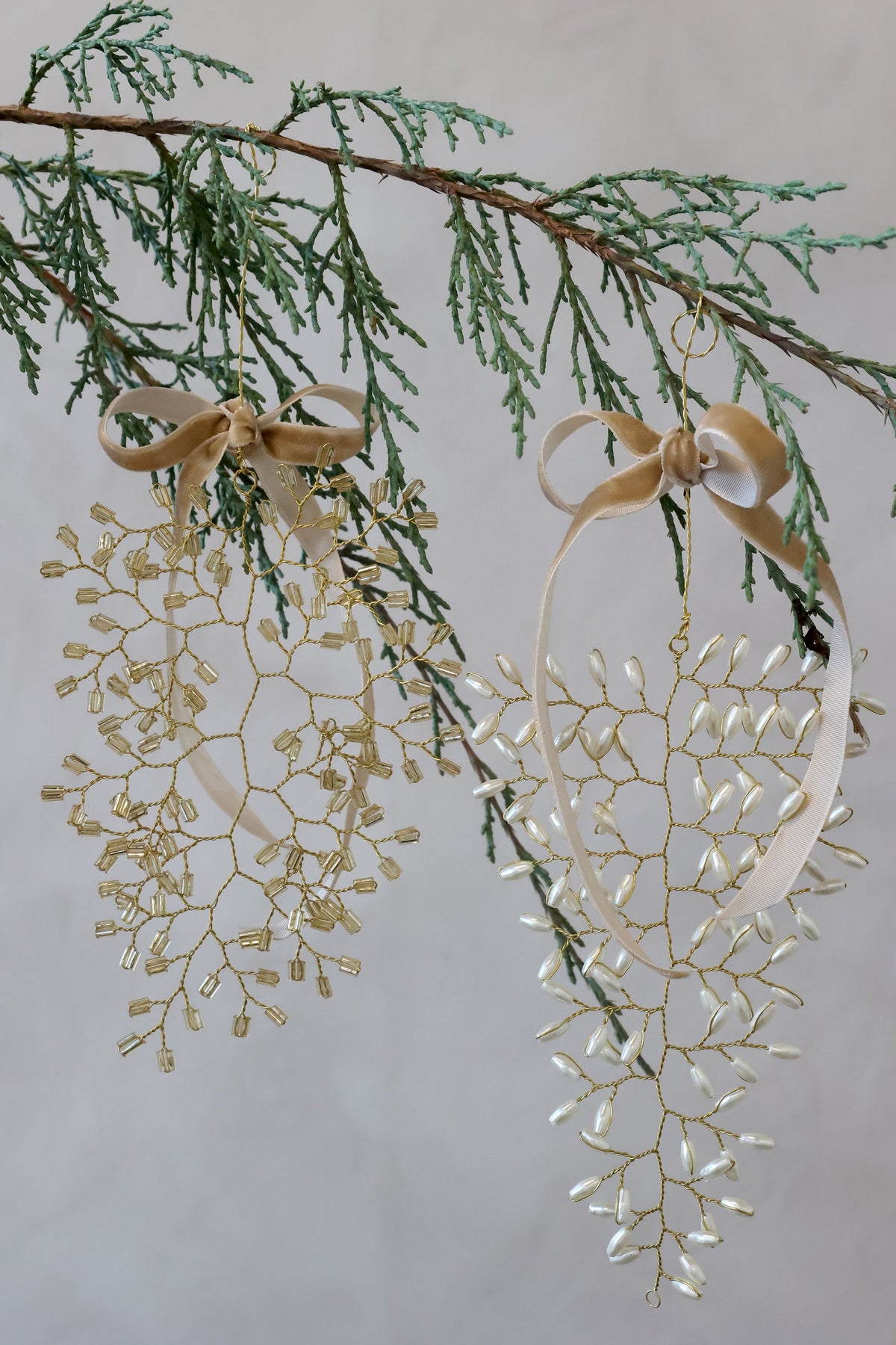 Schlüsselanhänger mit Perlen, creme, 13 cm hoch