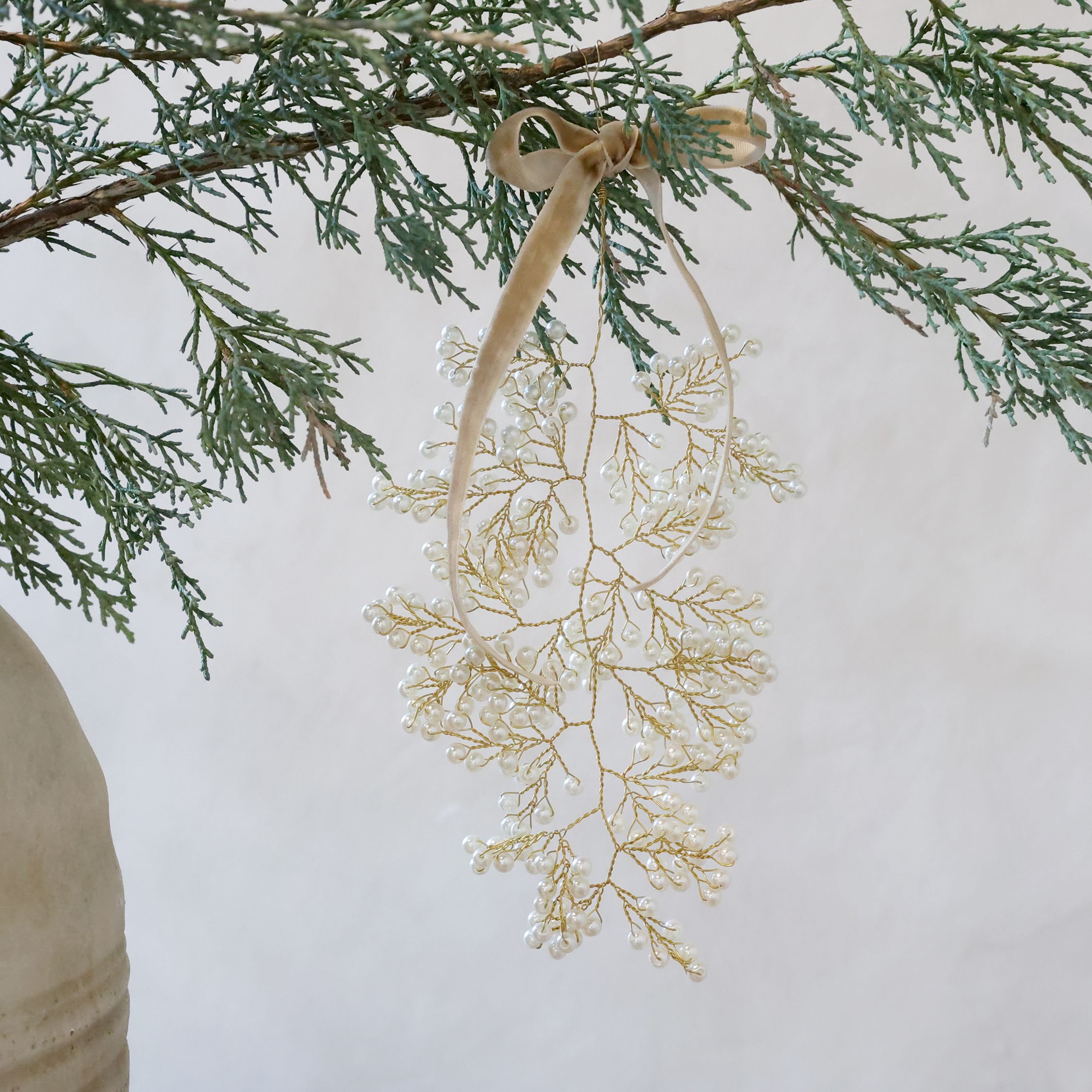 Dekoration mit Perlen – 15 cm hoch, creme