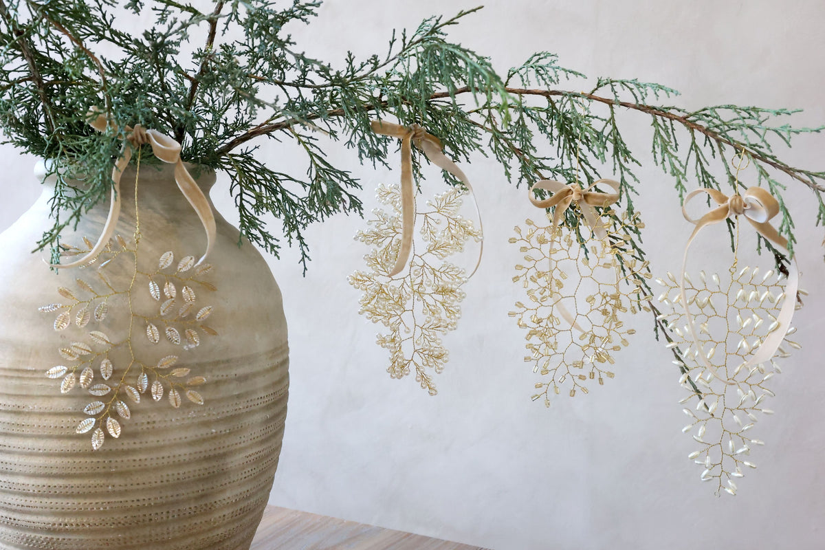 Dekoration mit Perlen – 15 cm hoch, creme