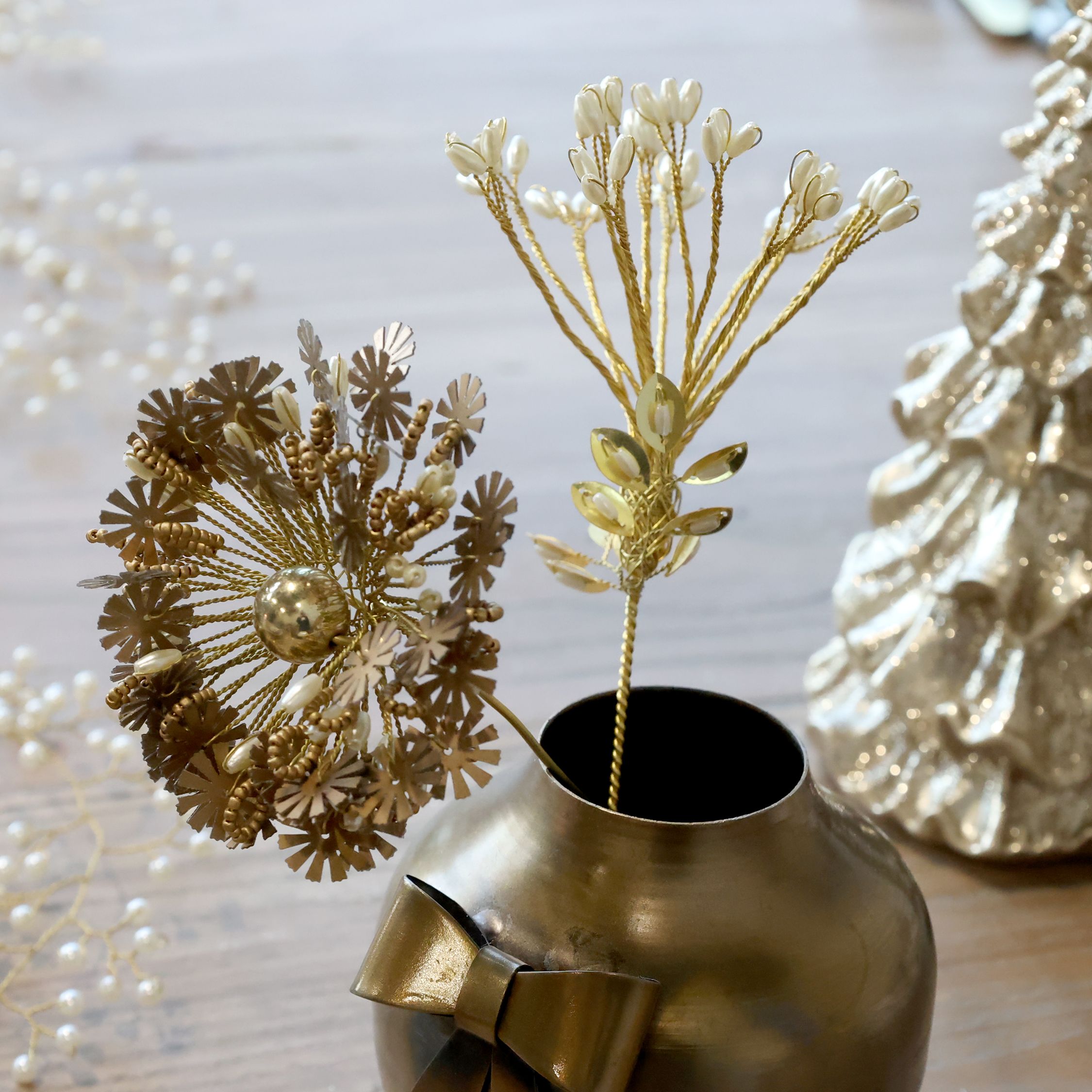 Blume mit Perlen auf Stab – Dekoration auf Kommode