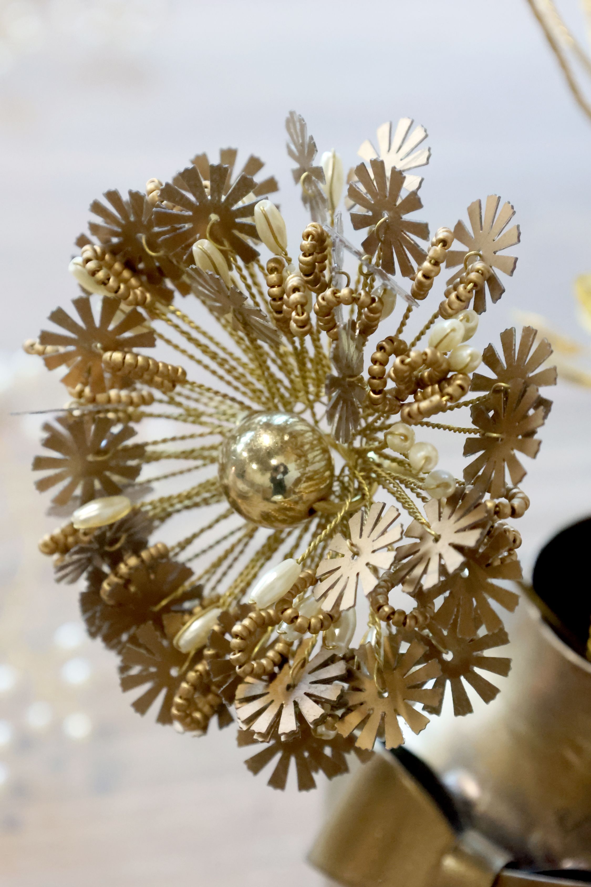 Blume mit Perlen auf Stab – Dekoration auf Kommode