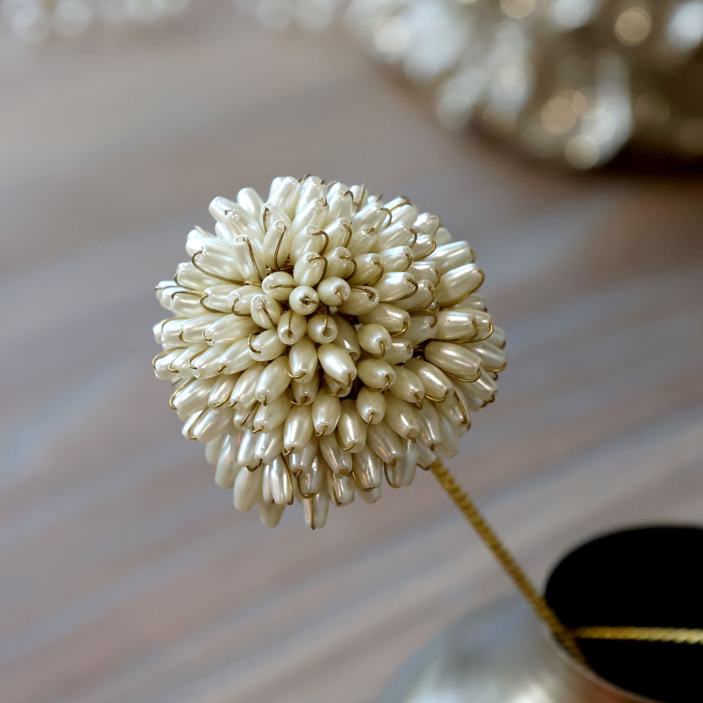 Kunstblume mit Perlen auf Stab, creme, 40 cm