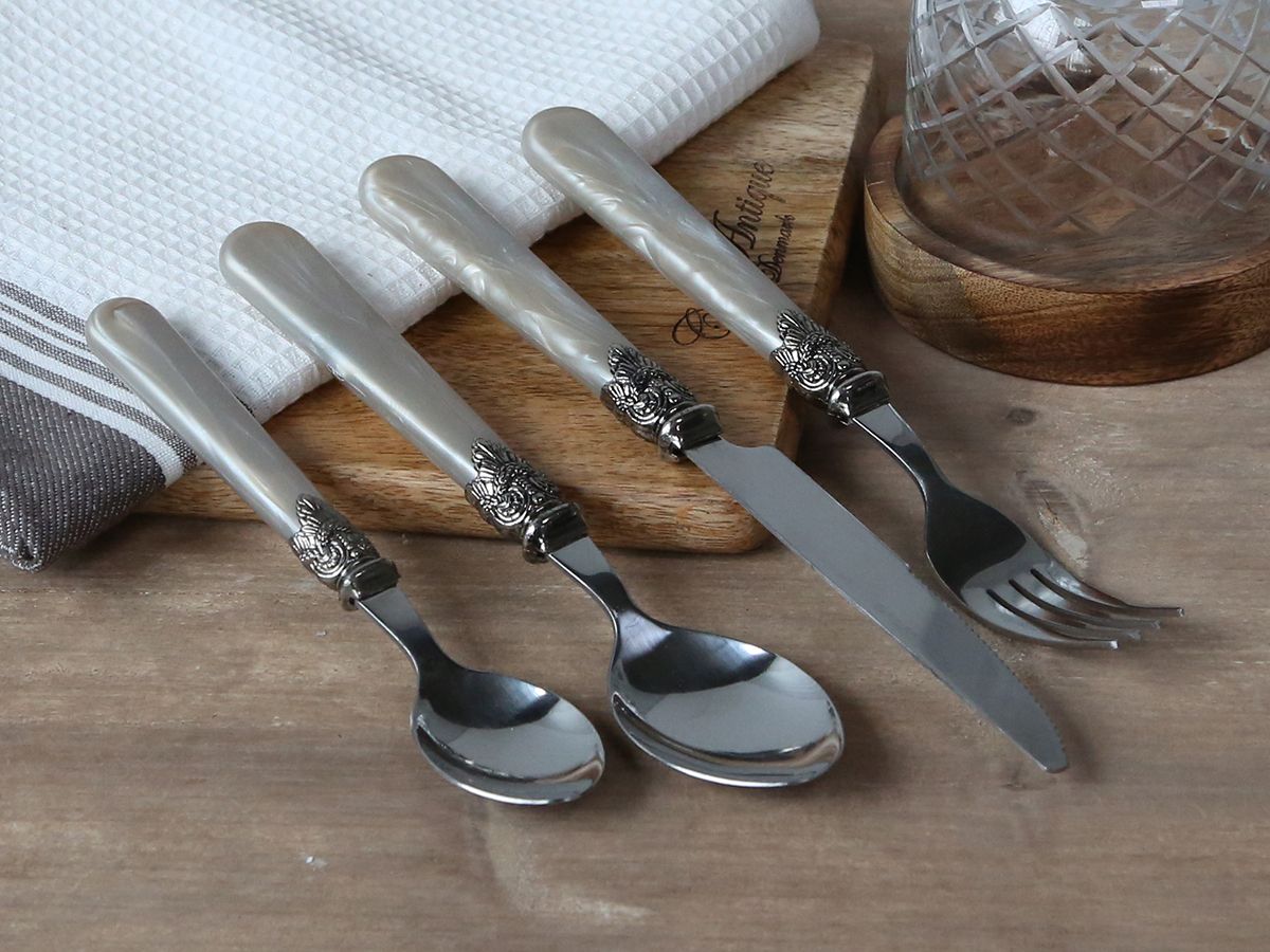 Besteck Set aus 4 Teilen mit Silberdekor, Länge 23 cm