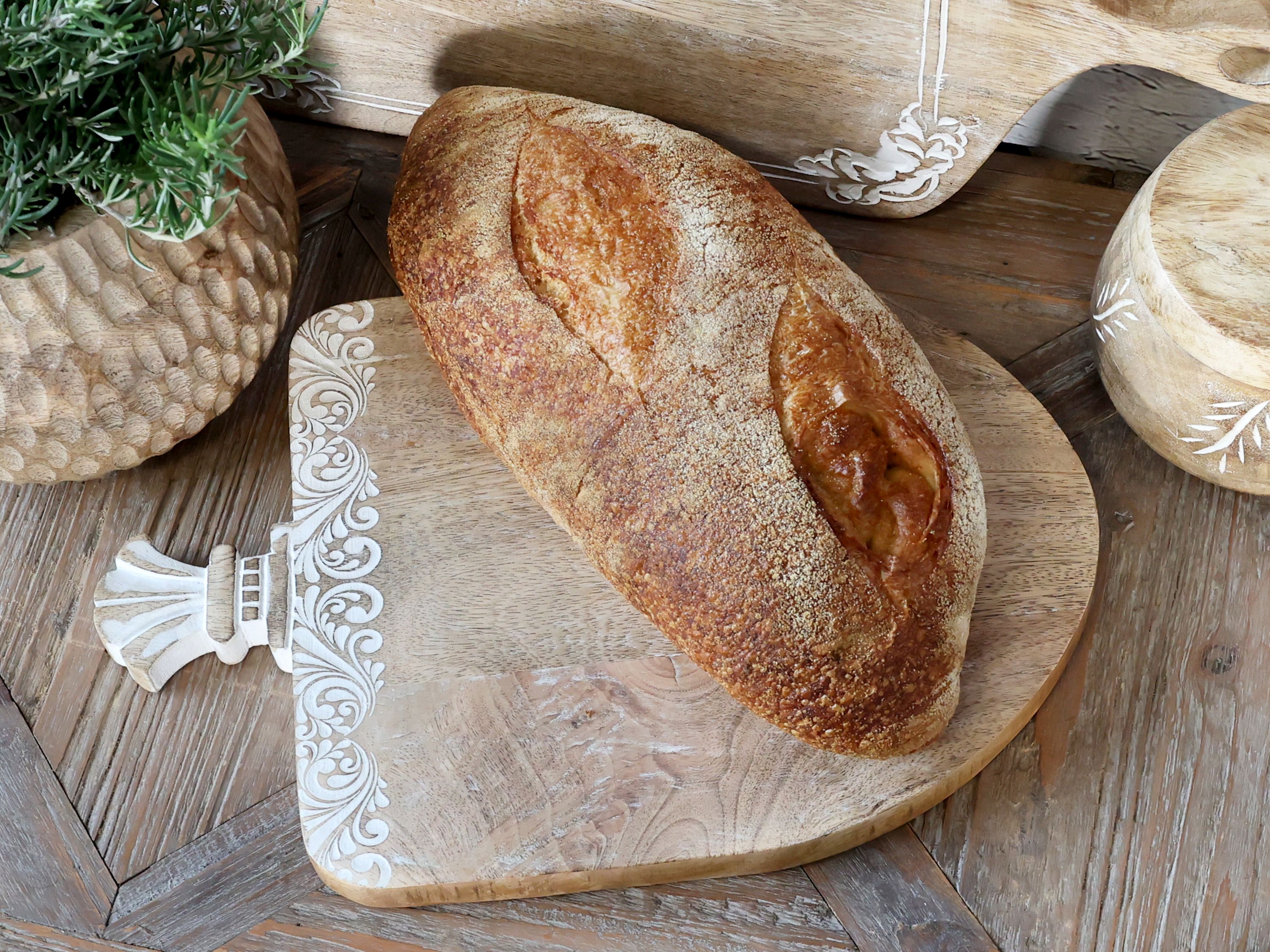 Tapasbrett aus Mangoholz mit Schnitzereien, 38 cm lang