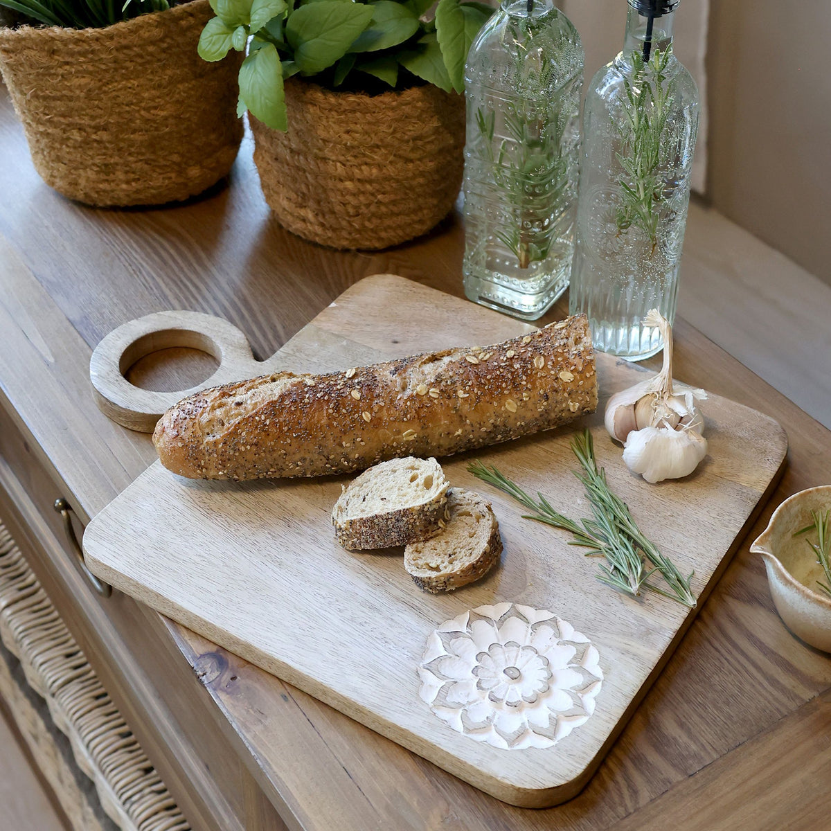 Tapasbrett aus Mangoholz mit Schnitzereien, 40 cm lang