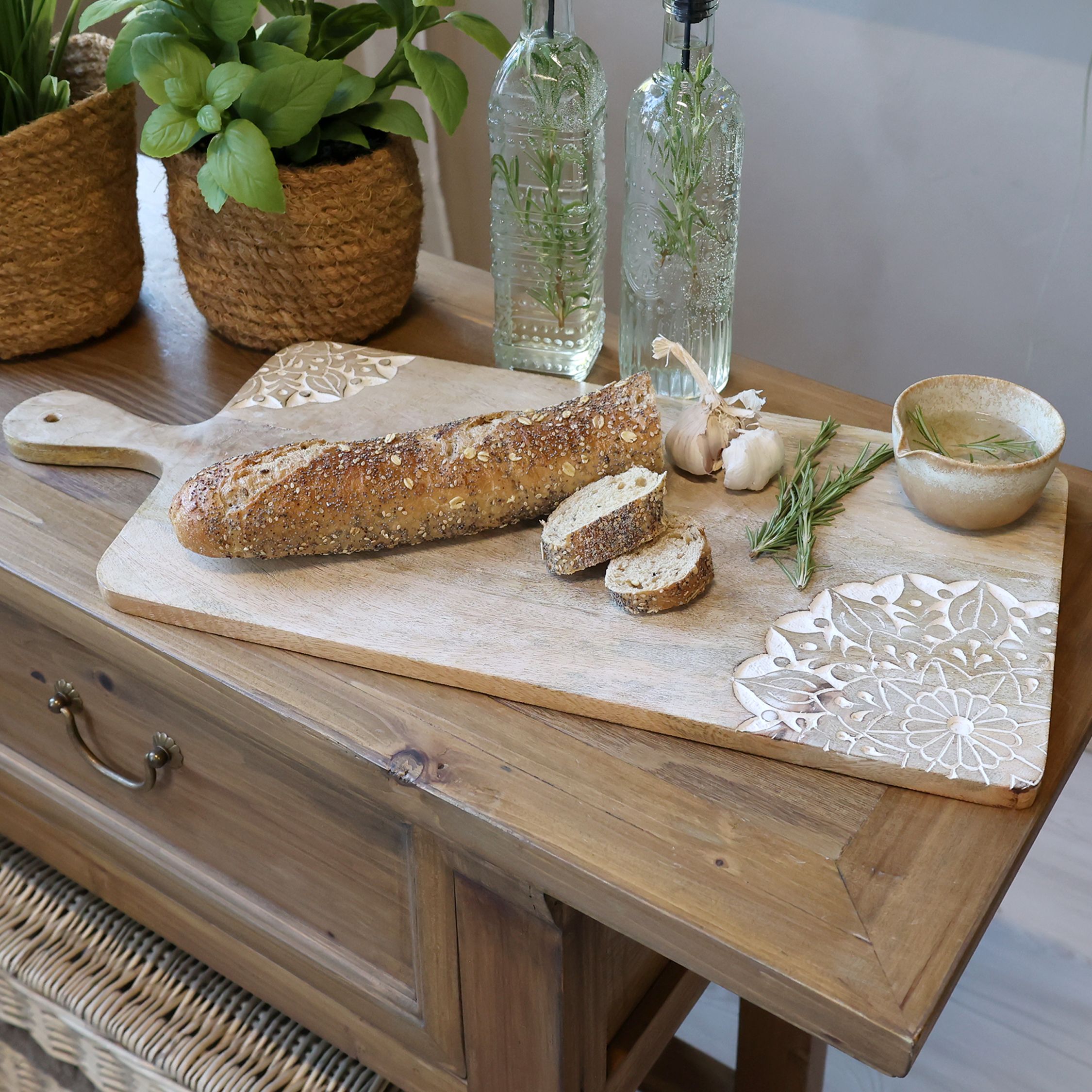 Tapasbrett mit Schnitzereien aus Mangoholz, 58 cm lang