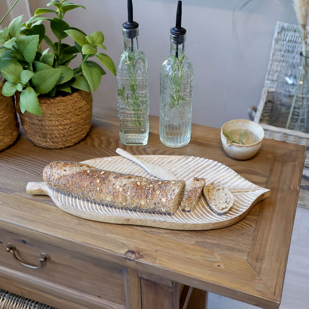 Tablett aus Mangoholz mit Schnitzereien, 45 cm lang, natur
