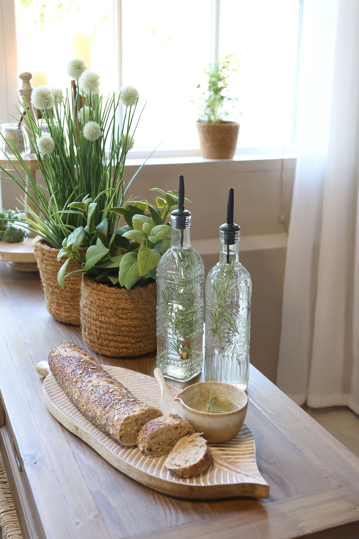 Tablett aus Mangoholz mit Schnitzereien, 45 cm lang, natur