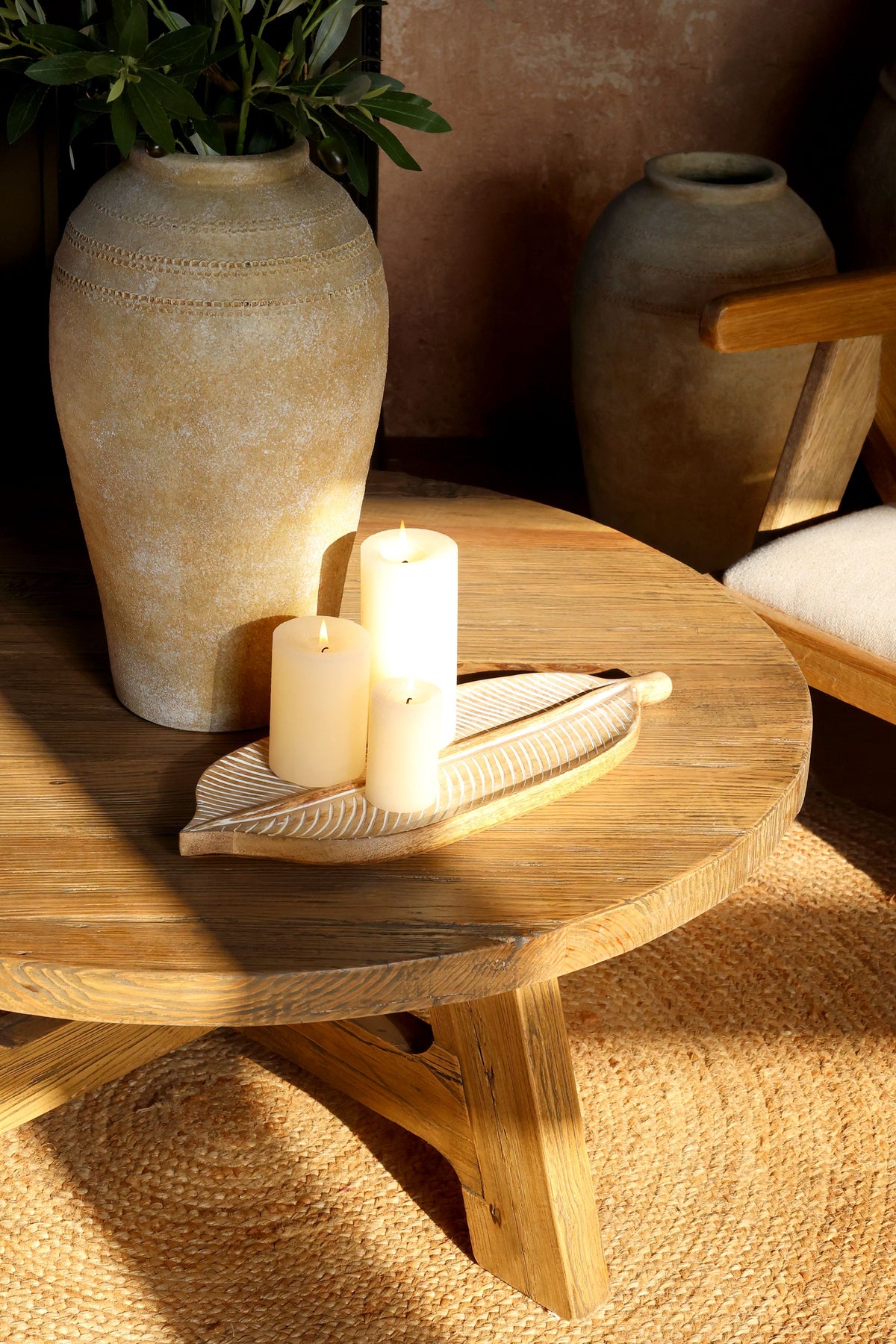 Tablett aus Mangoholz mit Schnitzereien, 45 cm lang, natur