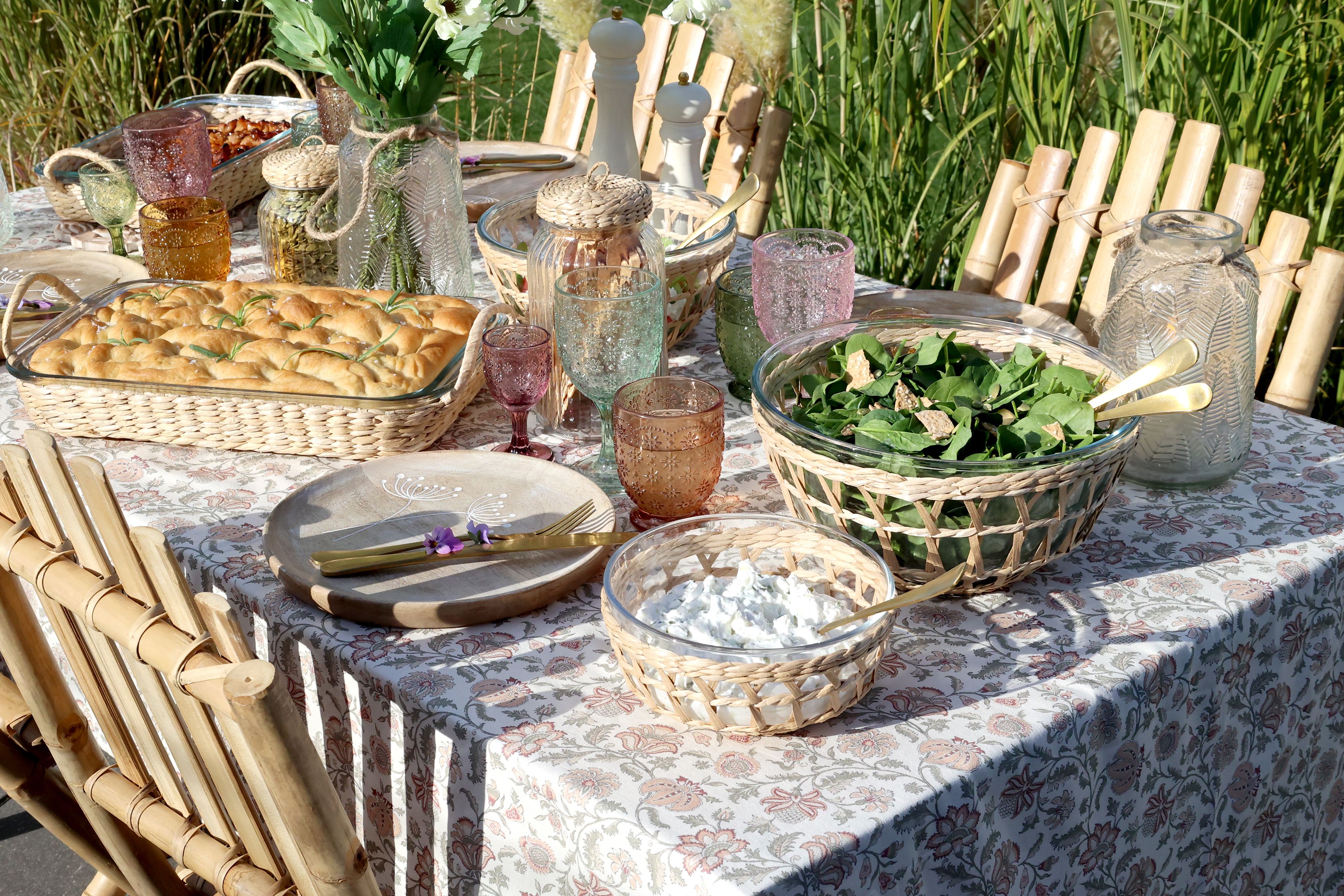Tablett mit Flechtkorb aus Glas und Rohrkolben, 39,5 cm lang