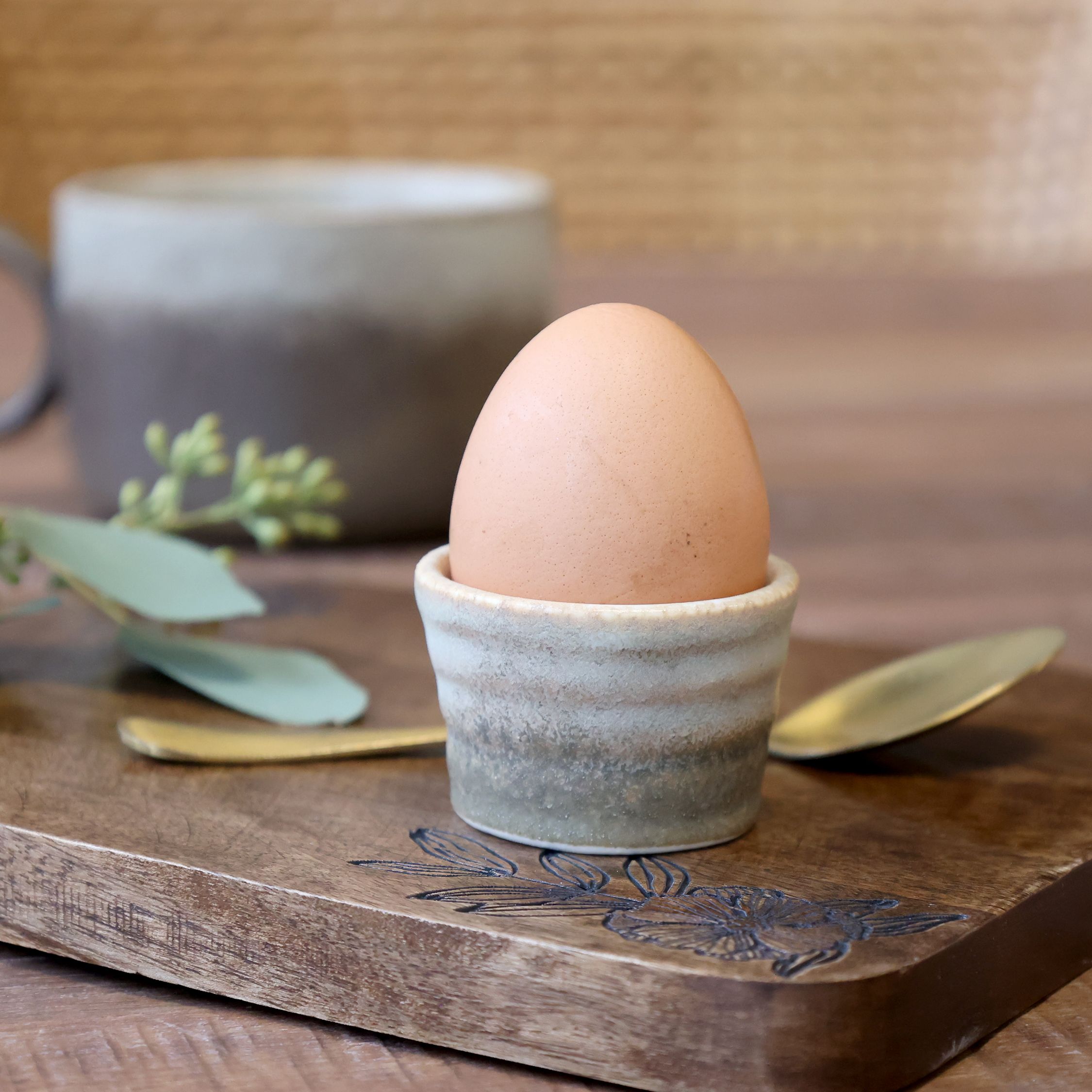 Design-Eierbecher aus Steingut, Walnuss, 5 cm Durchmesser
