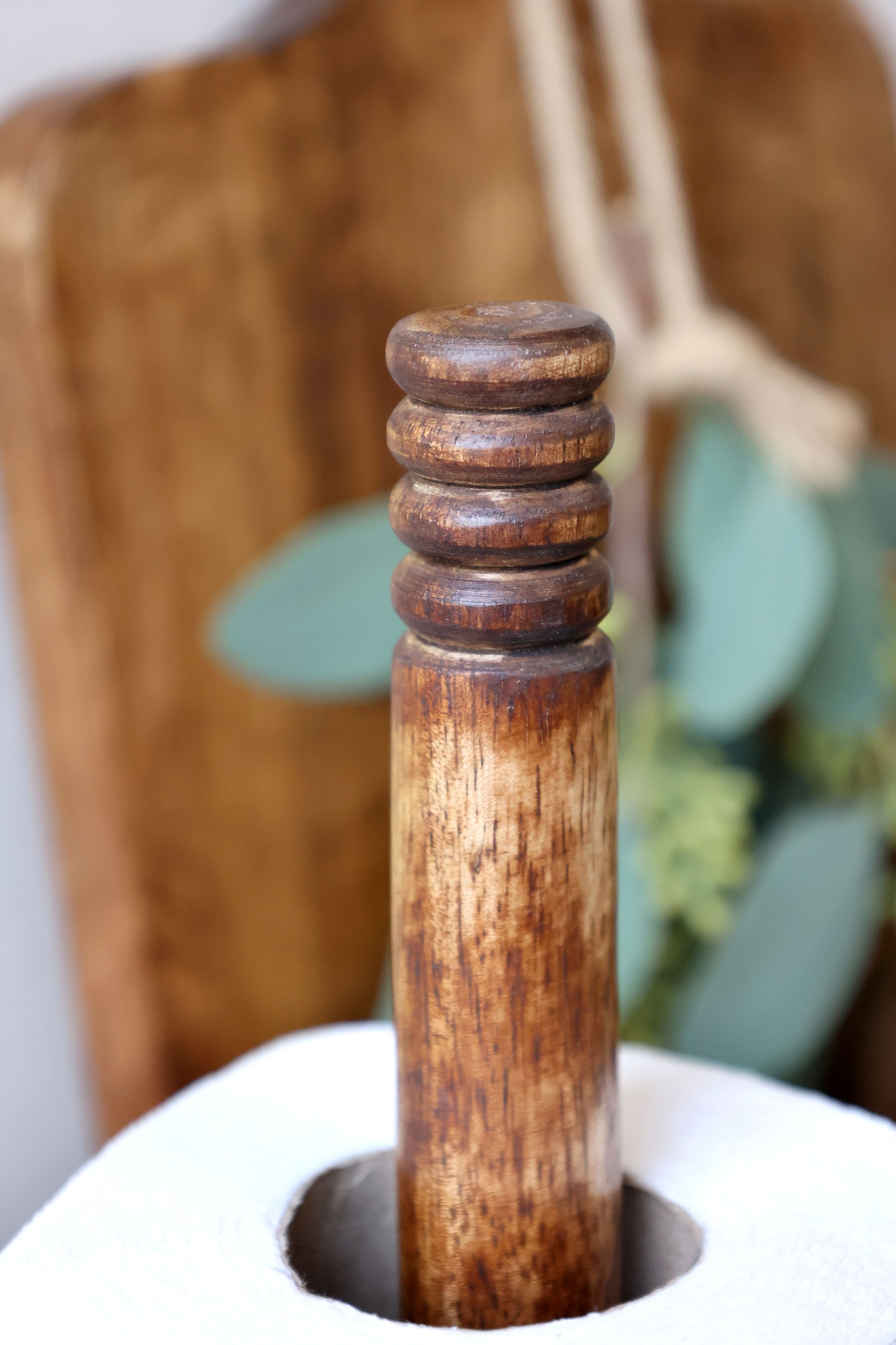 Küchenrollenhalter aus Mangoholz, natur, 36 cm hoch