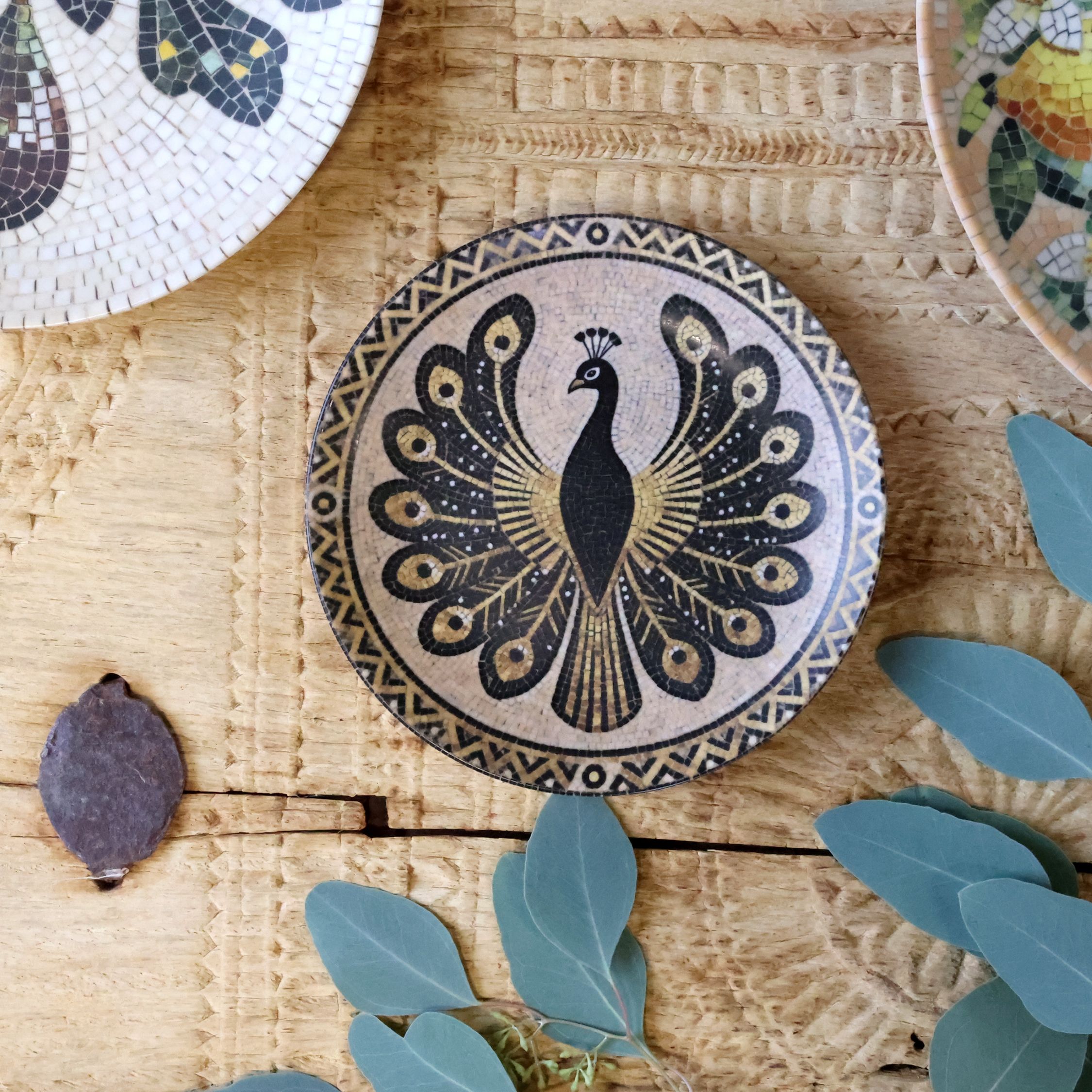 Mosaik Tablett Chartres mit Pfau – Steingut, beige & mocca