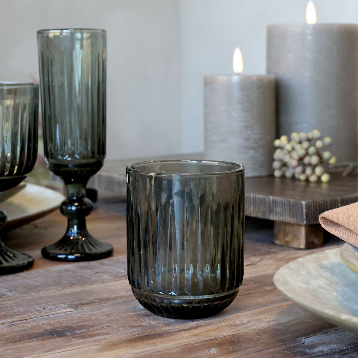Rauchfarbenes Windlicht aus Glas mit Rillen, 9,5 cm hoch