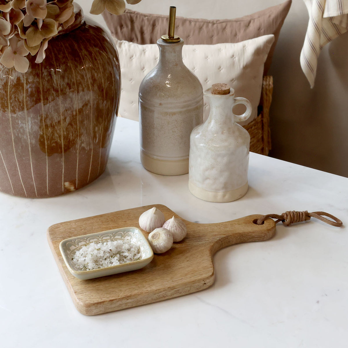 Tapasbrett aus Mangoholz mit Lederband, 25 cm lang