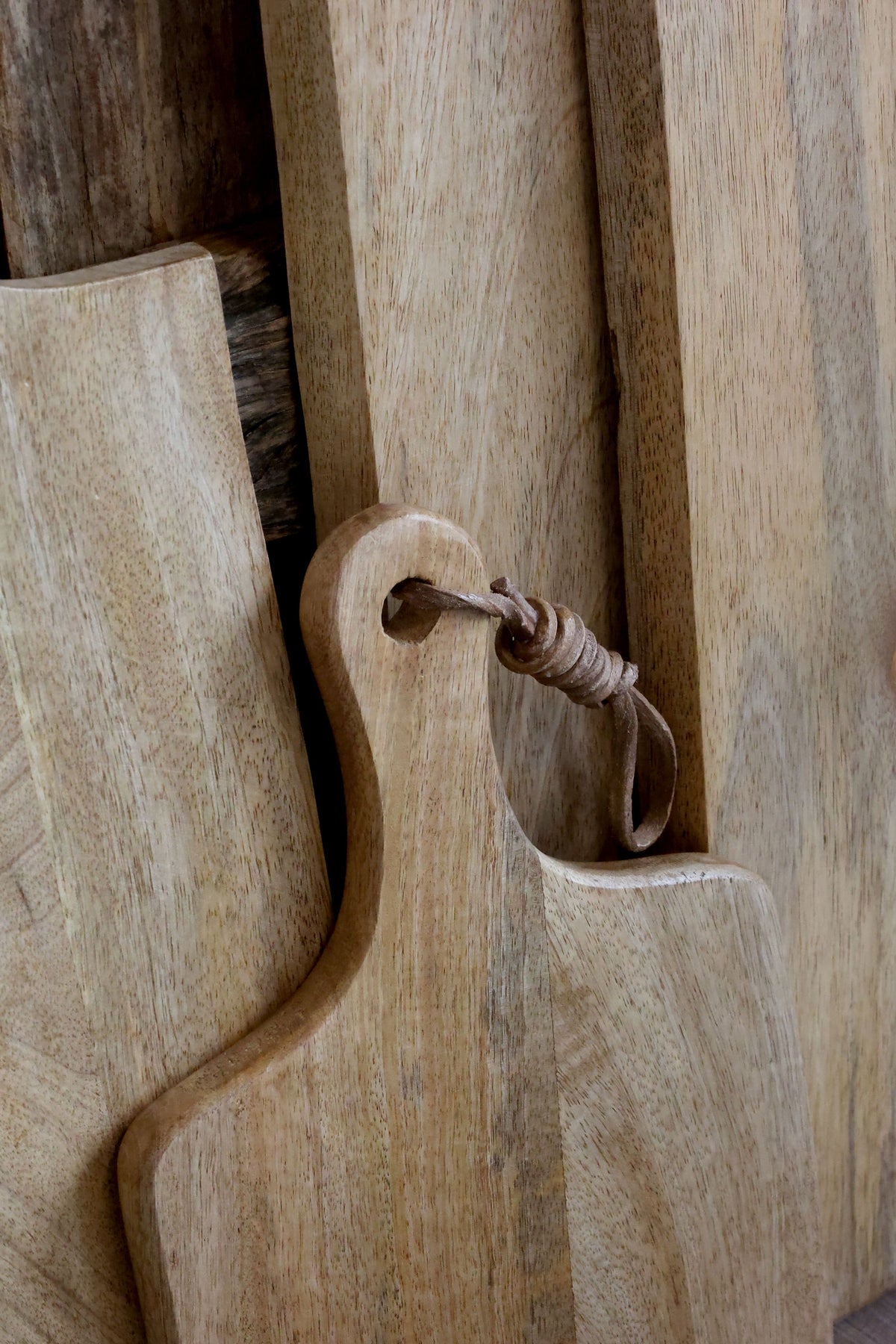 Tapasbrett aus Mangoholz mit Lederband, 25 cm lang