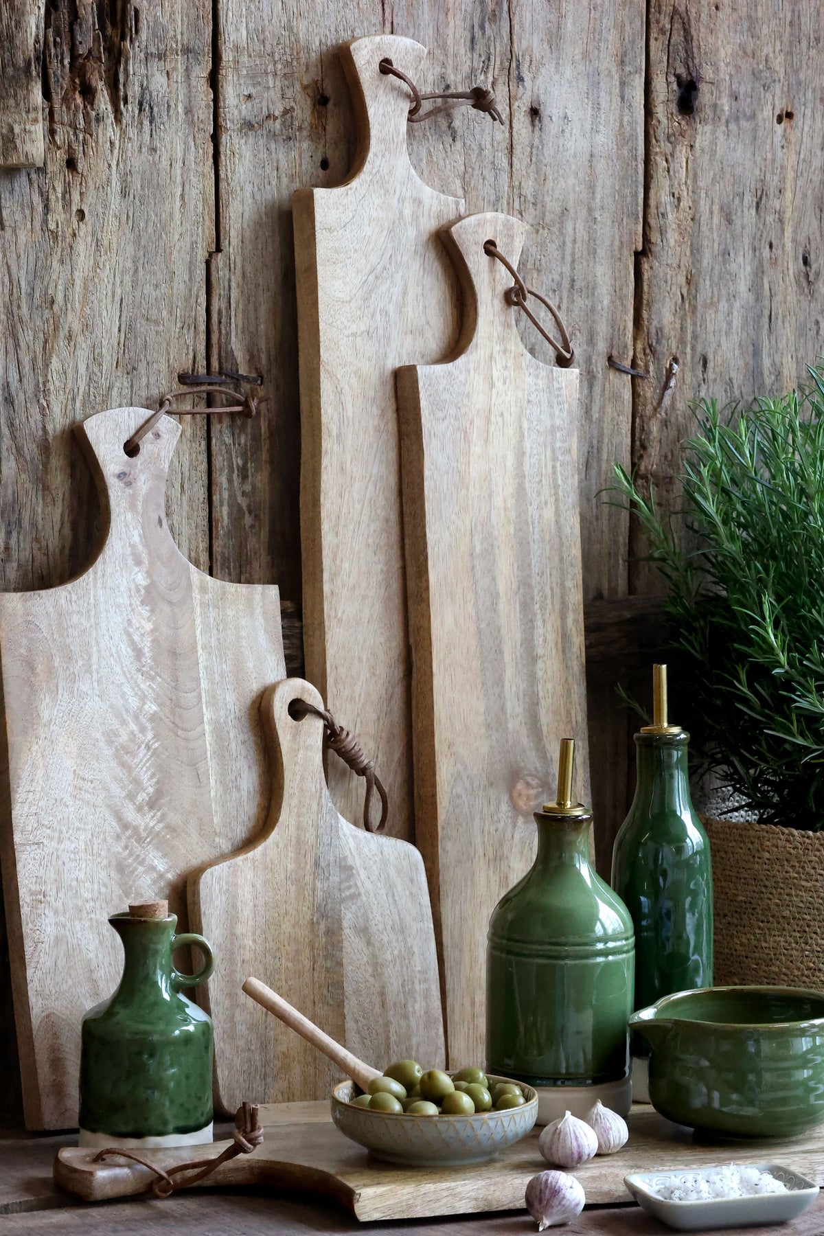 Tapasbrett aus Mangoholz mit Lederband, 45 cm lang
