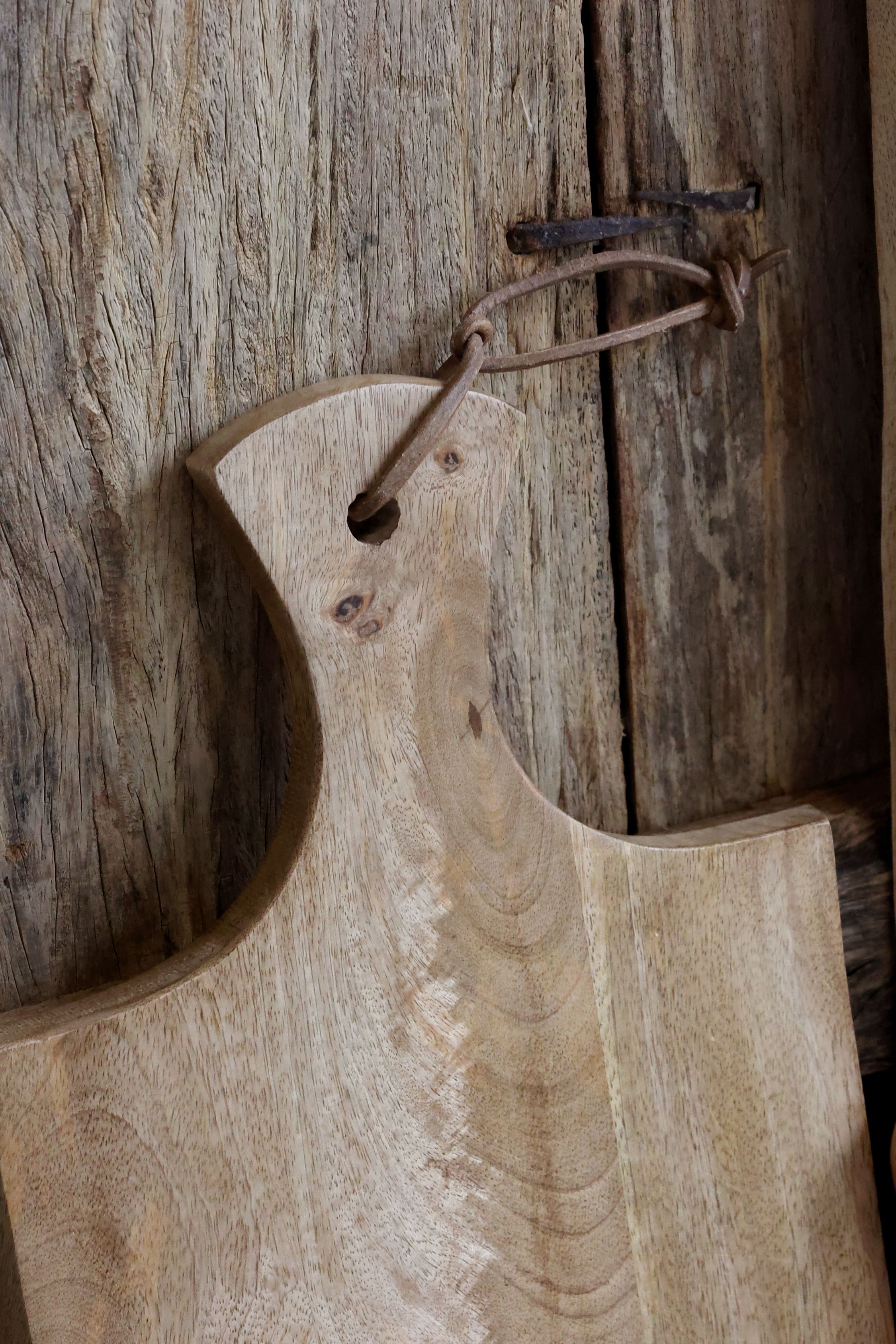 Tapasbrett aus Mangoholz mit Lederband, 45 cm lang