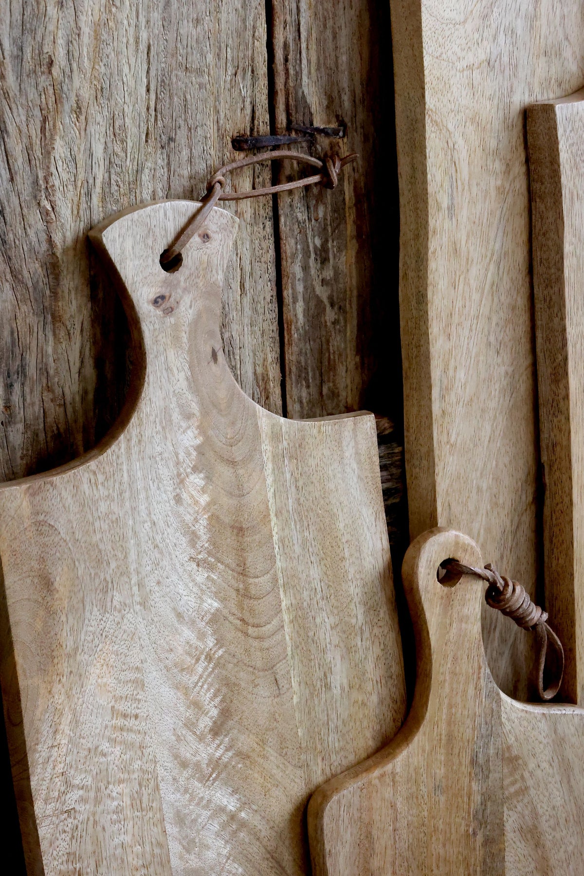 Tapasbrett aus Mangoholz mit Lederband, 60 cm lang