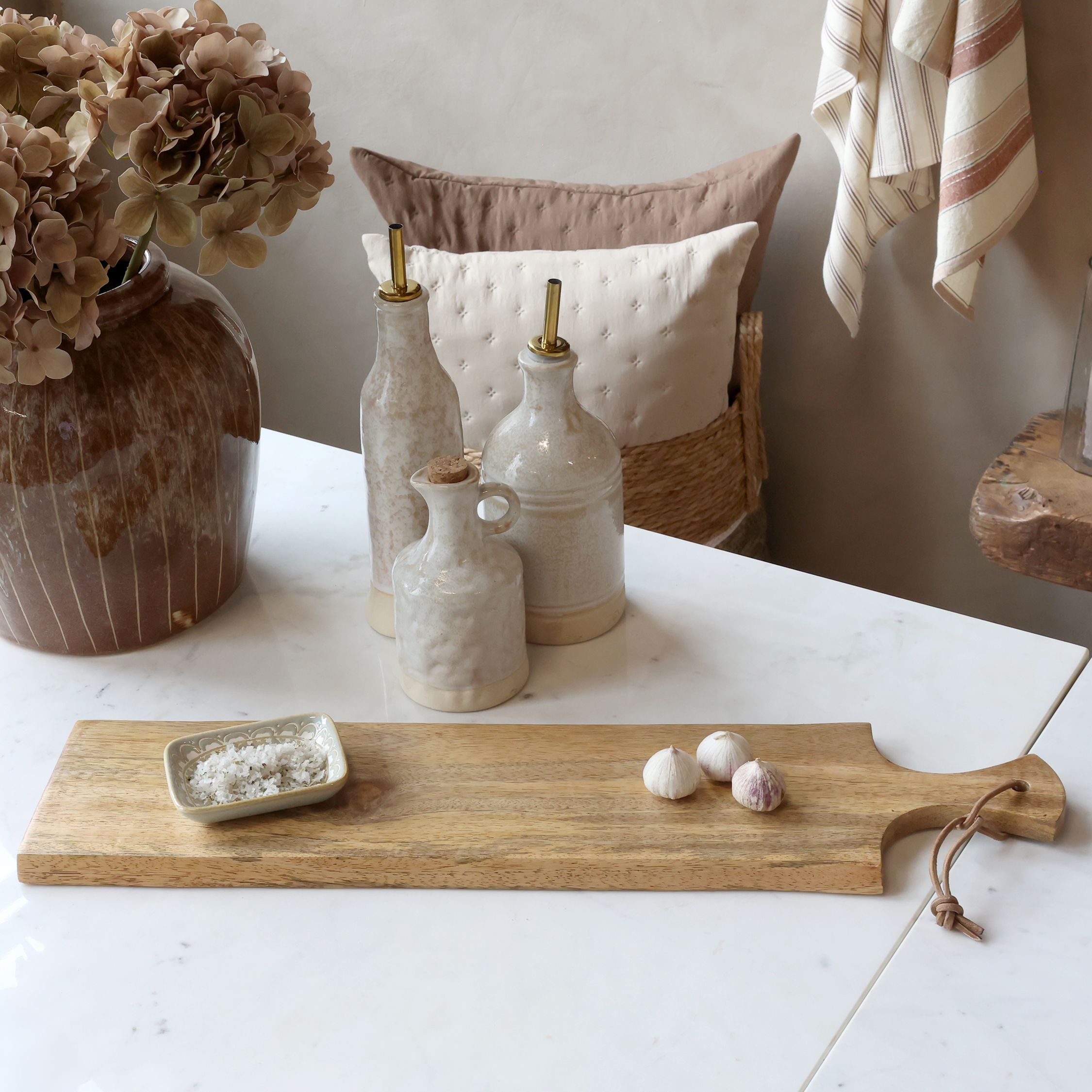 Tapasbrett aus Mangoholz mit Lederband, 58 cm lang