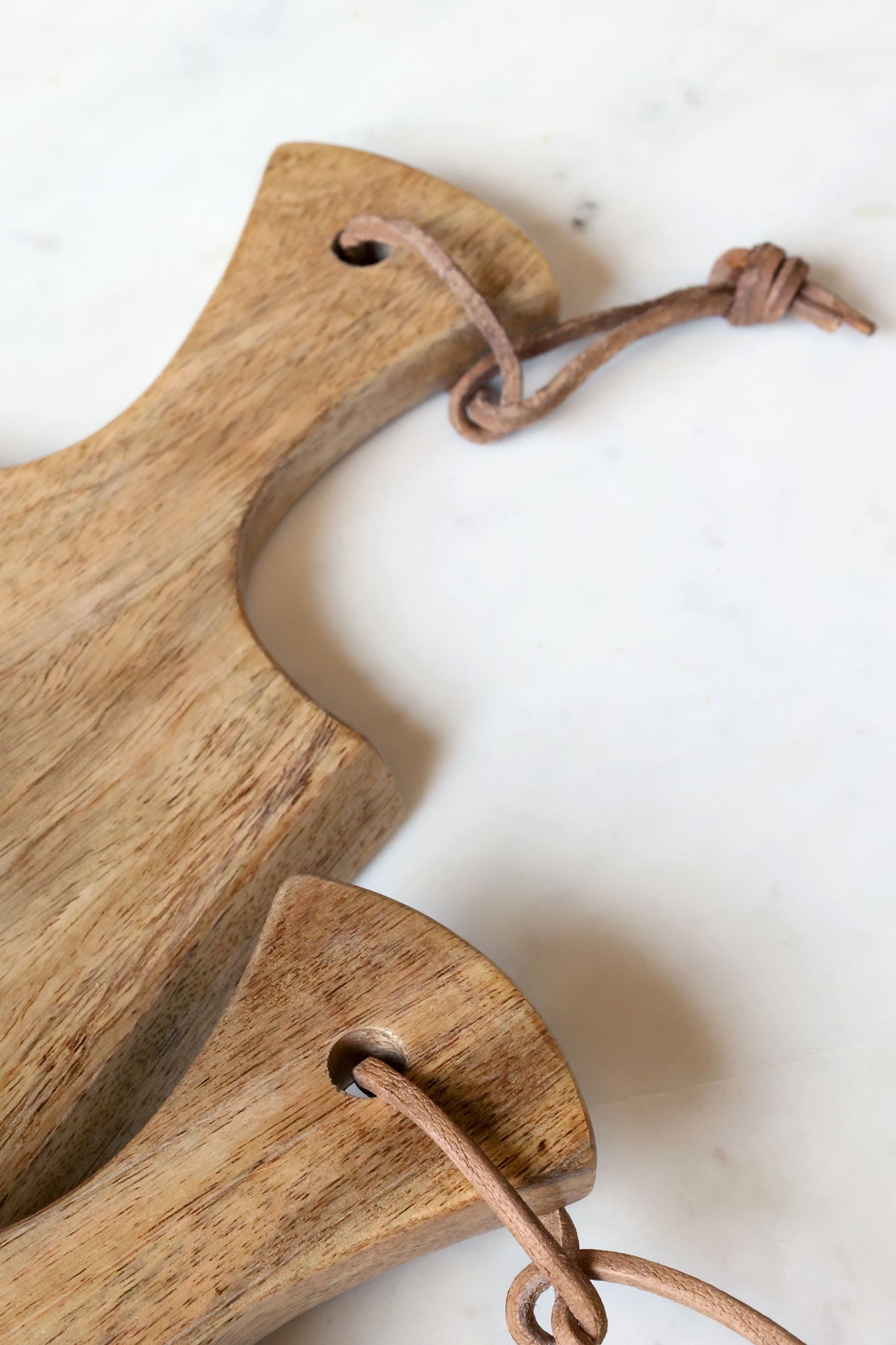 Tapasbrett aus Mangoholz mit Lederband, 58 cm lang