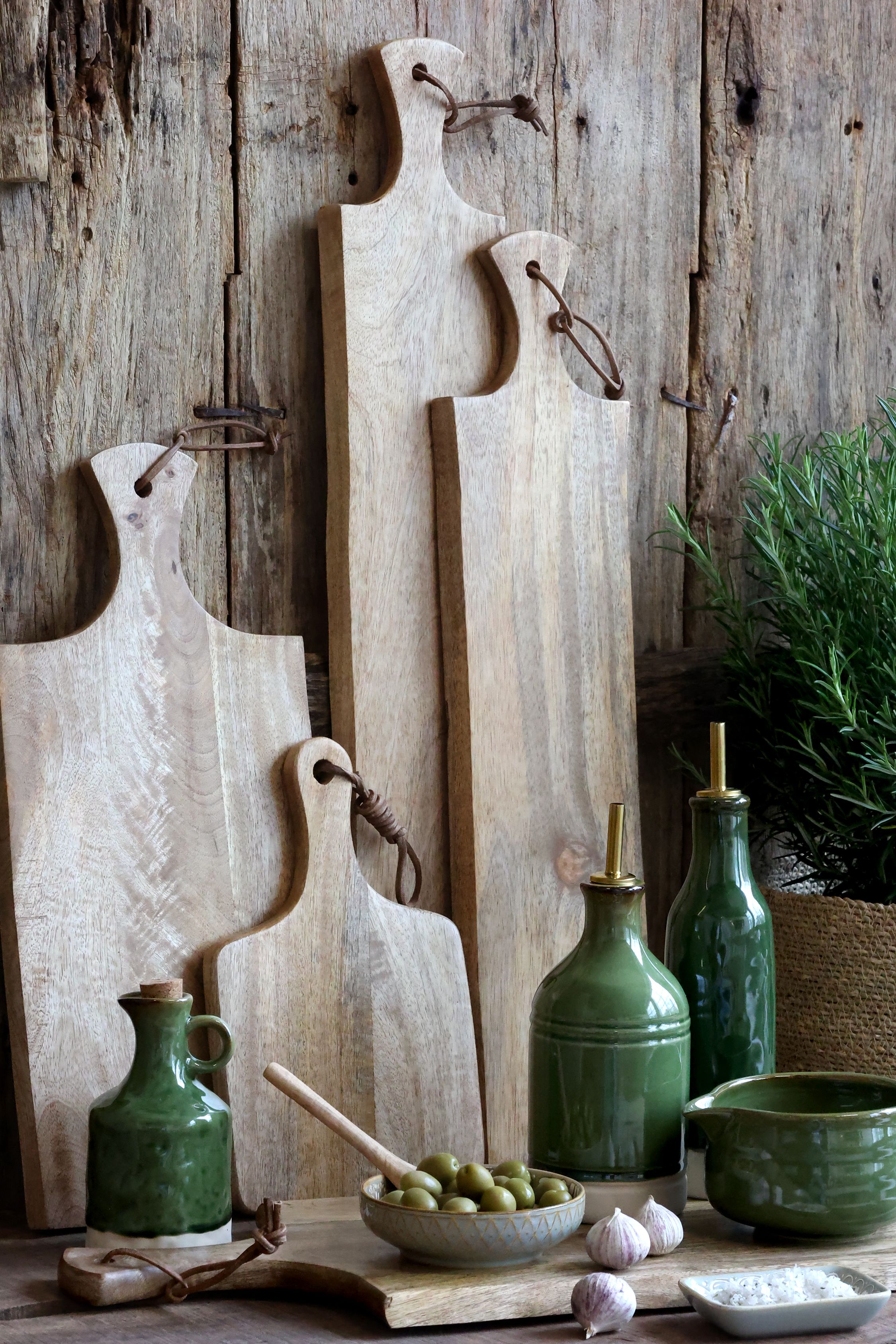 Tapasbrett aus Mangoholz mit Lederband, 70 cm lang