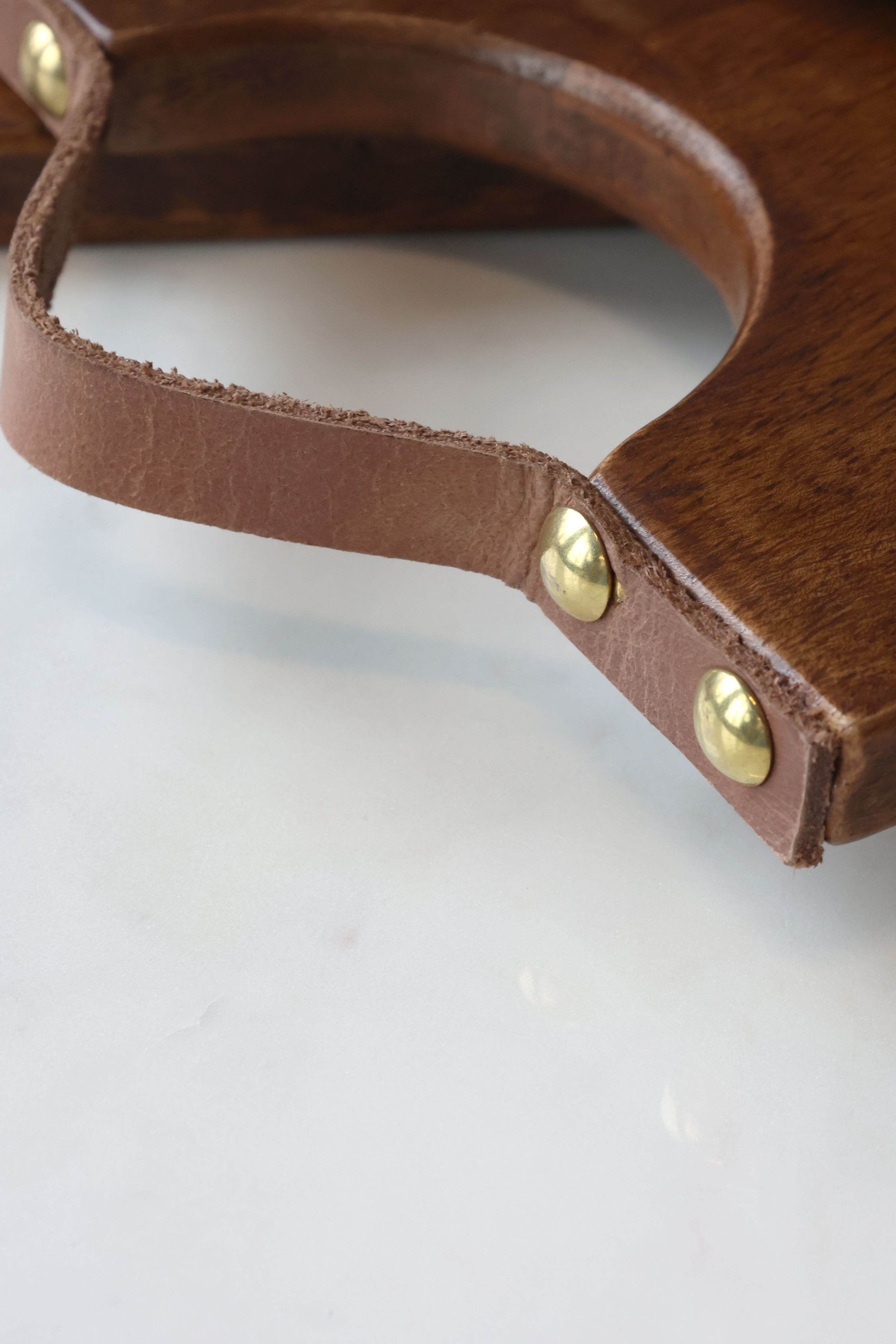Tapasbrett aus Mangoholz mit Lederband, 48 cm lang