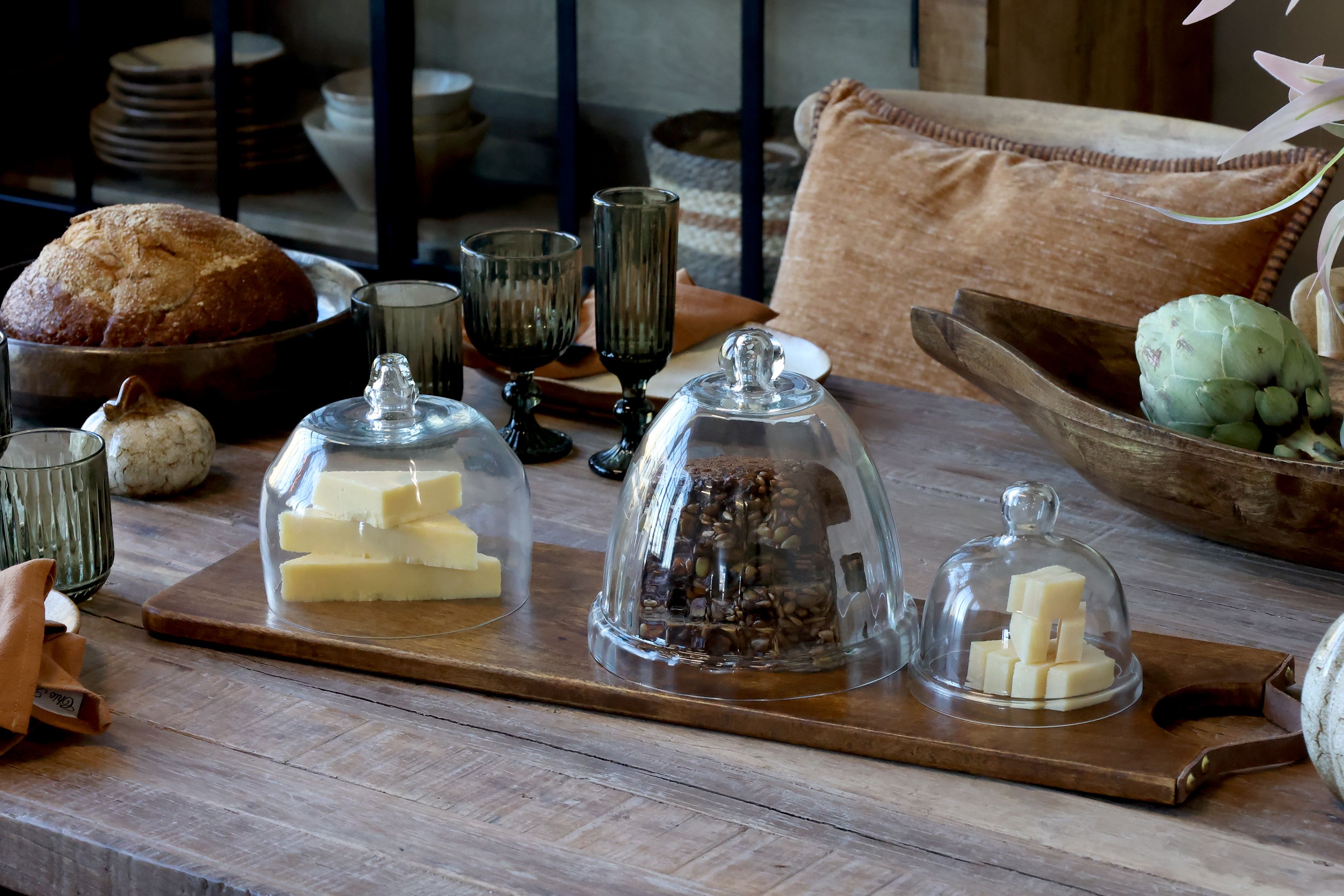 Tapasbrett aus Mangoholz mit Lederband, 48 cm lang