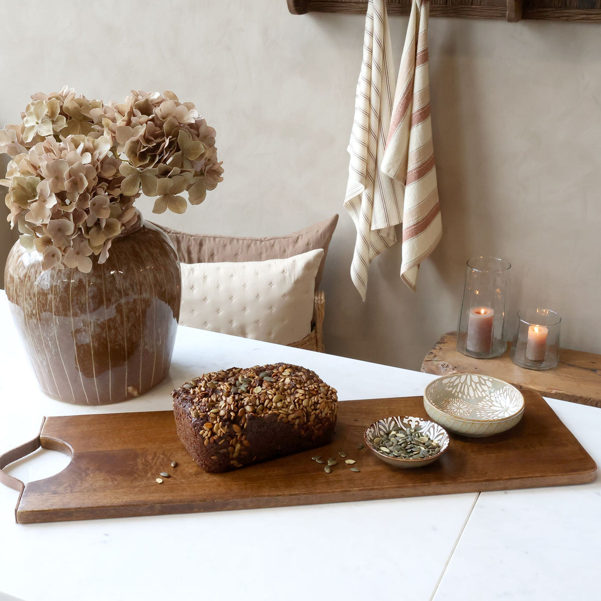 Tapasbrett aus Mangoholz mit Lederband, 63 cm lang