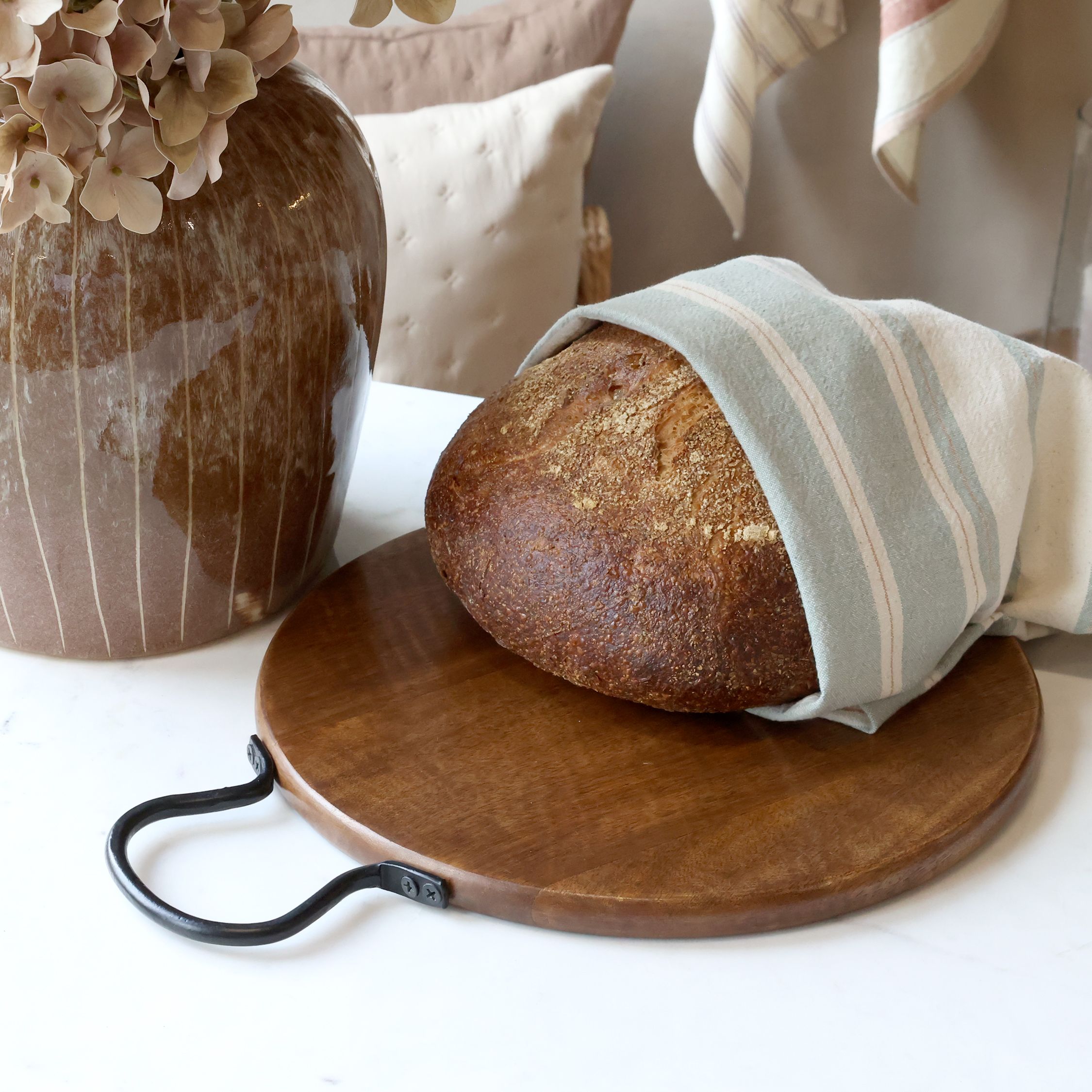 Tapasbrett aus Mangoholz mit Leder, 30 cm