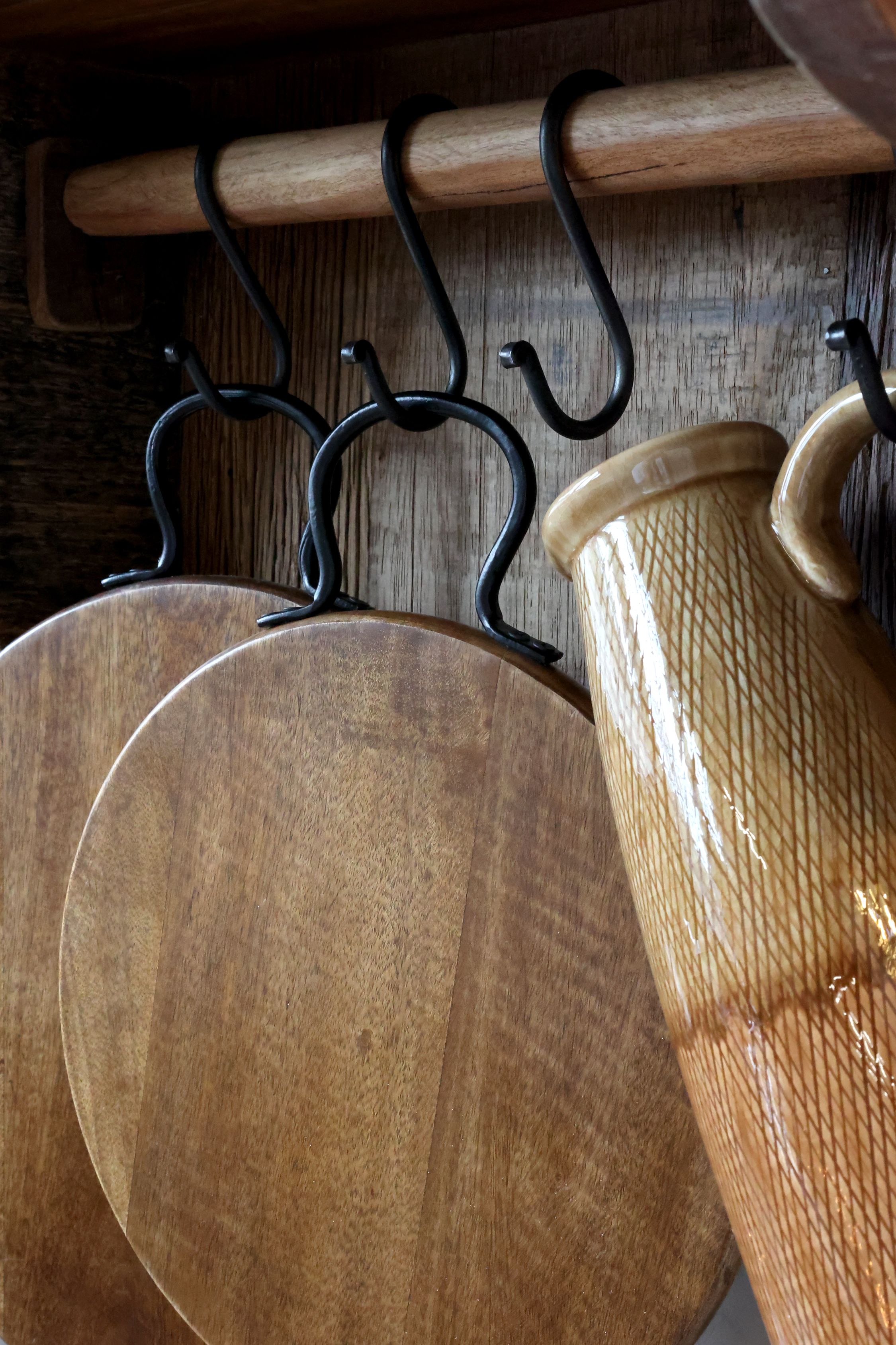 Tapasbrett aus Mangoholz mit Leder, 30 cm
