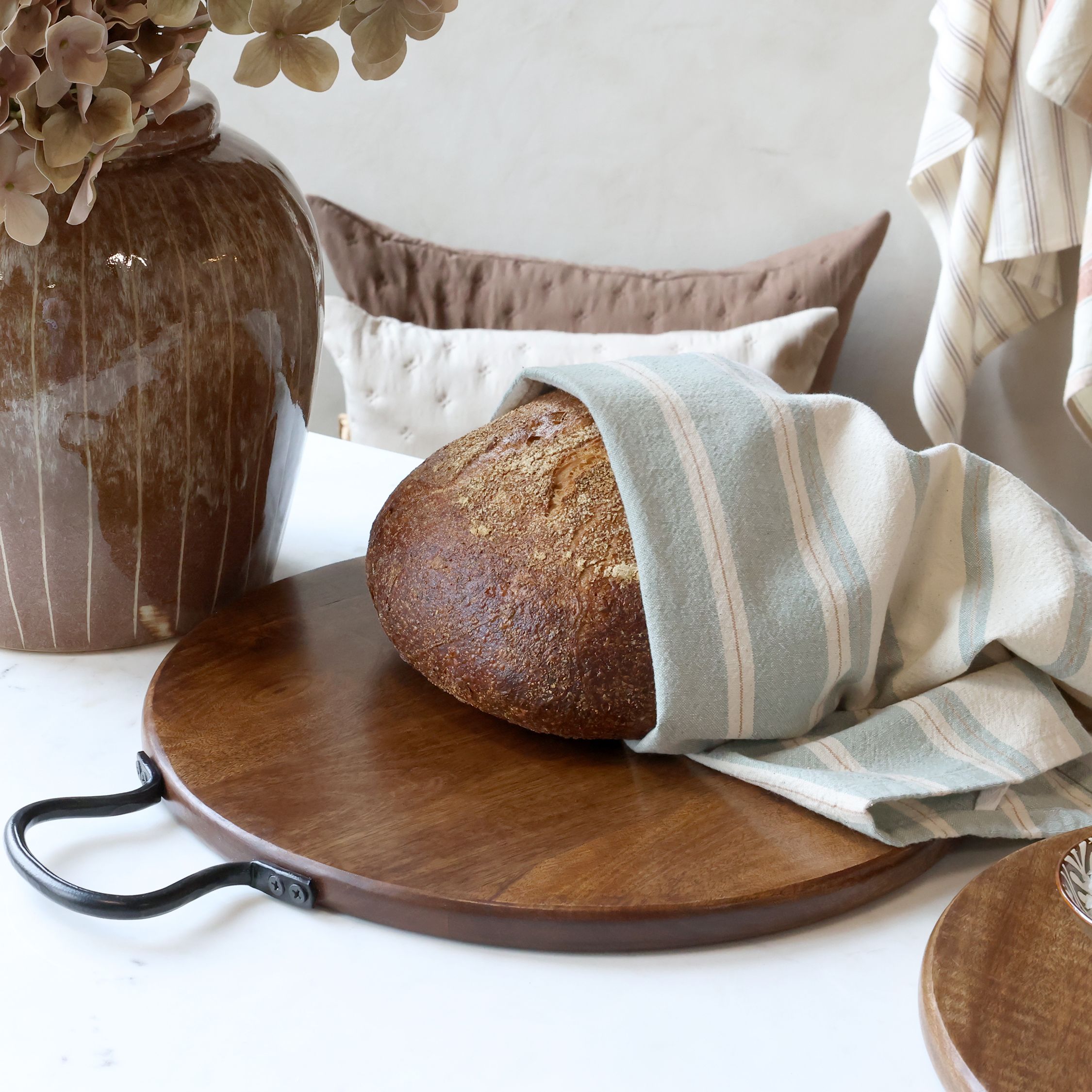 Tapasbrett aus Mangoholz mit Leder, 35,5 cm, walnuss