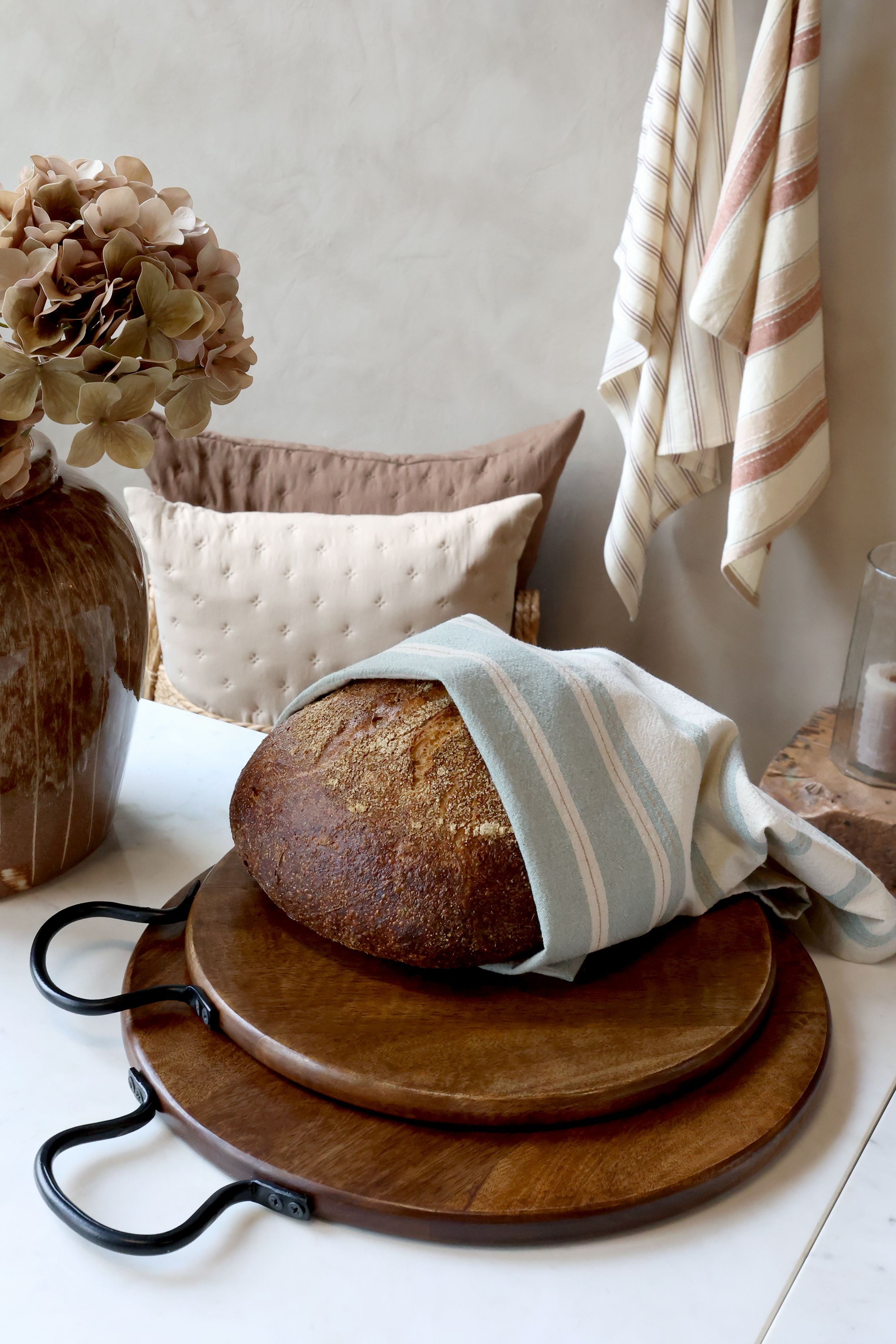 Tapasbrett aus Mangoholz mit Leder, 35,5 cm, walnuss