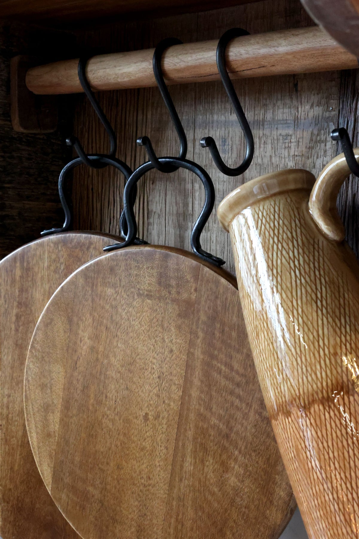 Tapasbrett aus Mangoholz mit Leder, 35,5 cm, walnuss