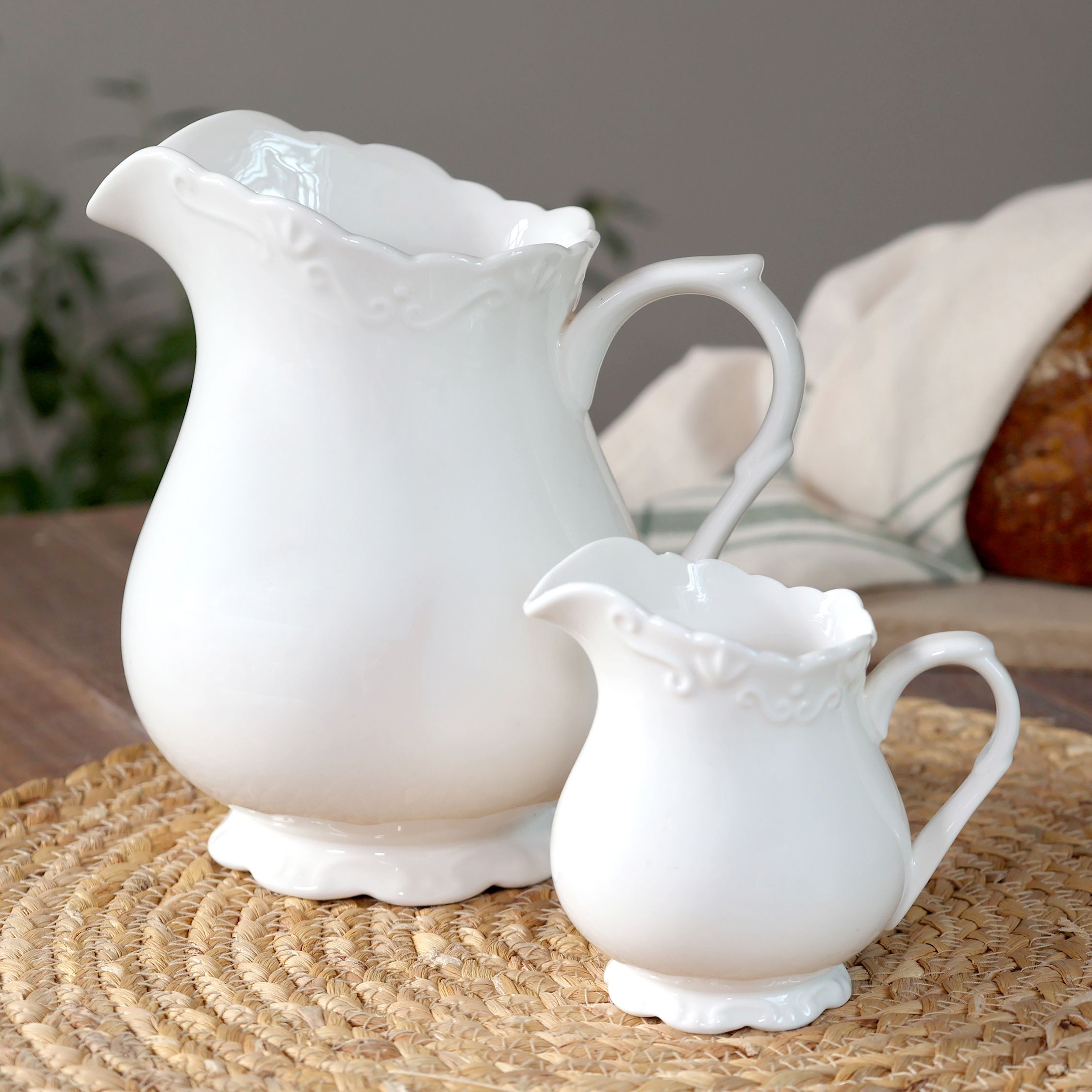Provence Kanne aus Porzellan, 18 cm hoch, weiß