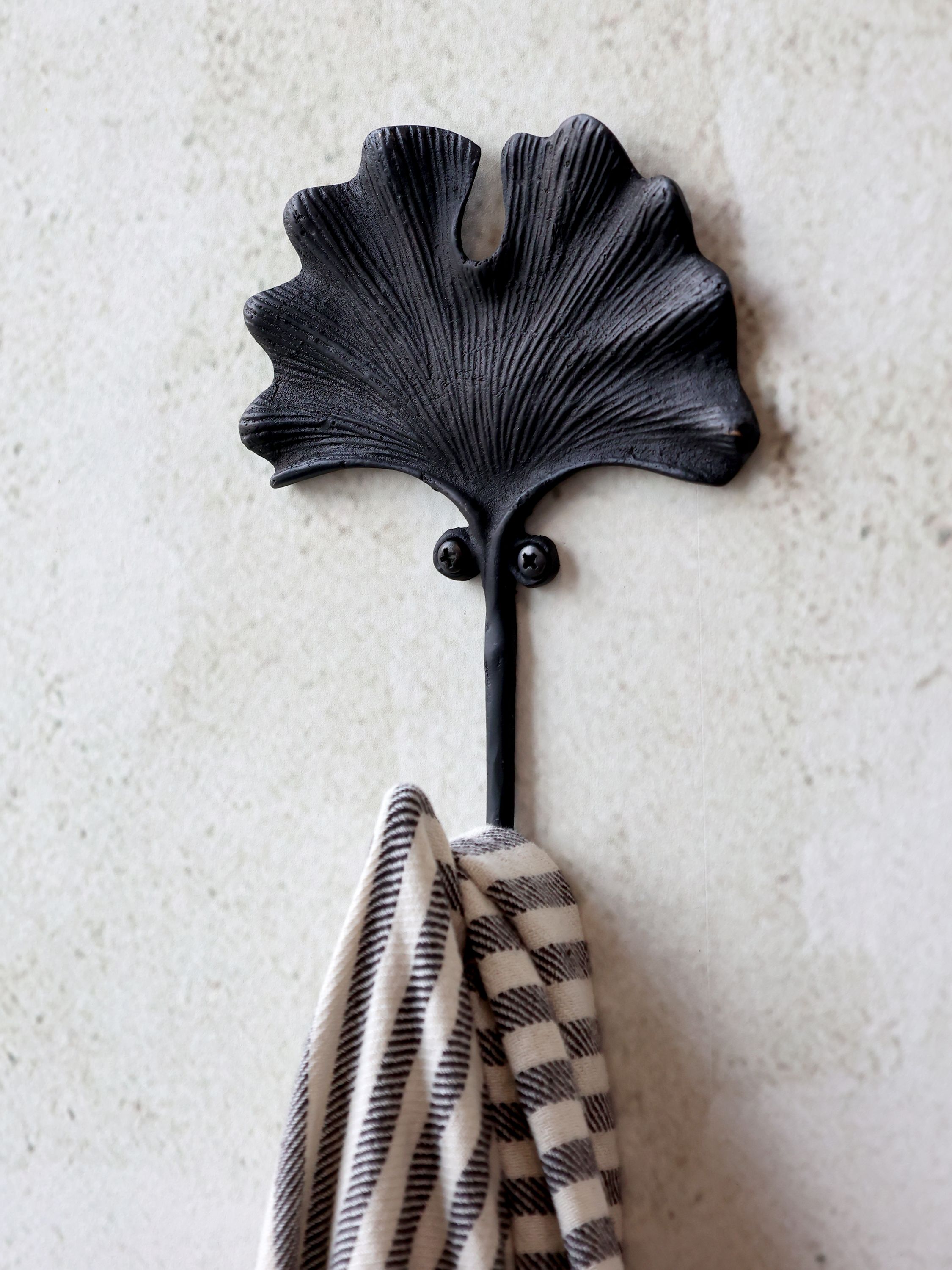 Wandhaken mit Blatt aus Messing, antik schwarz, 17 cm hoch