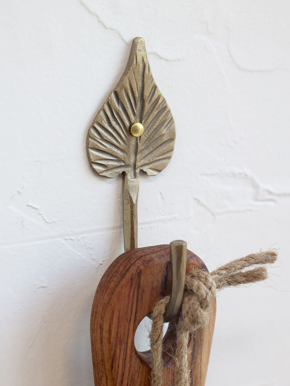 Haken mit Blatt aus Eisen in Antik-Messing, 11 cm hoch